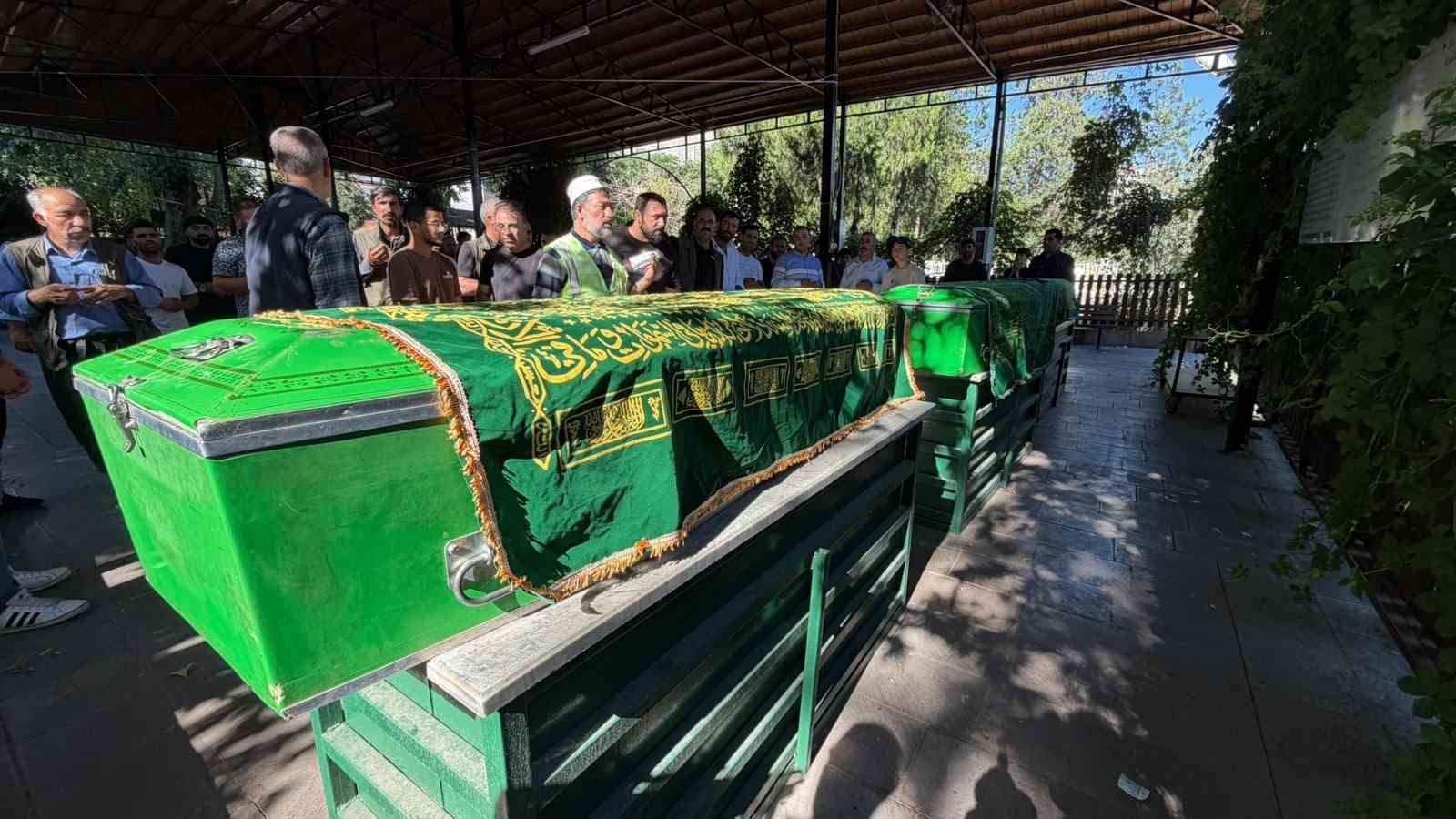 Karaman’daki kazada ölen 3 kardeş Siverek’te yan yana toprağa verildi