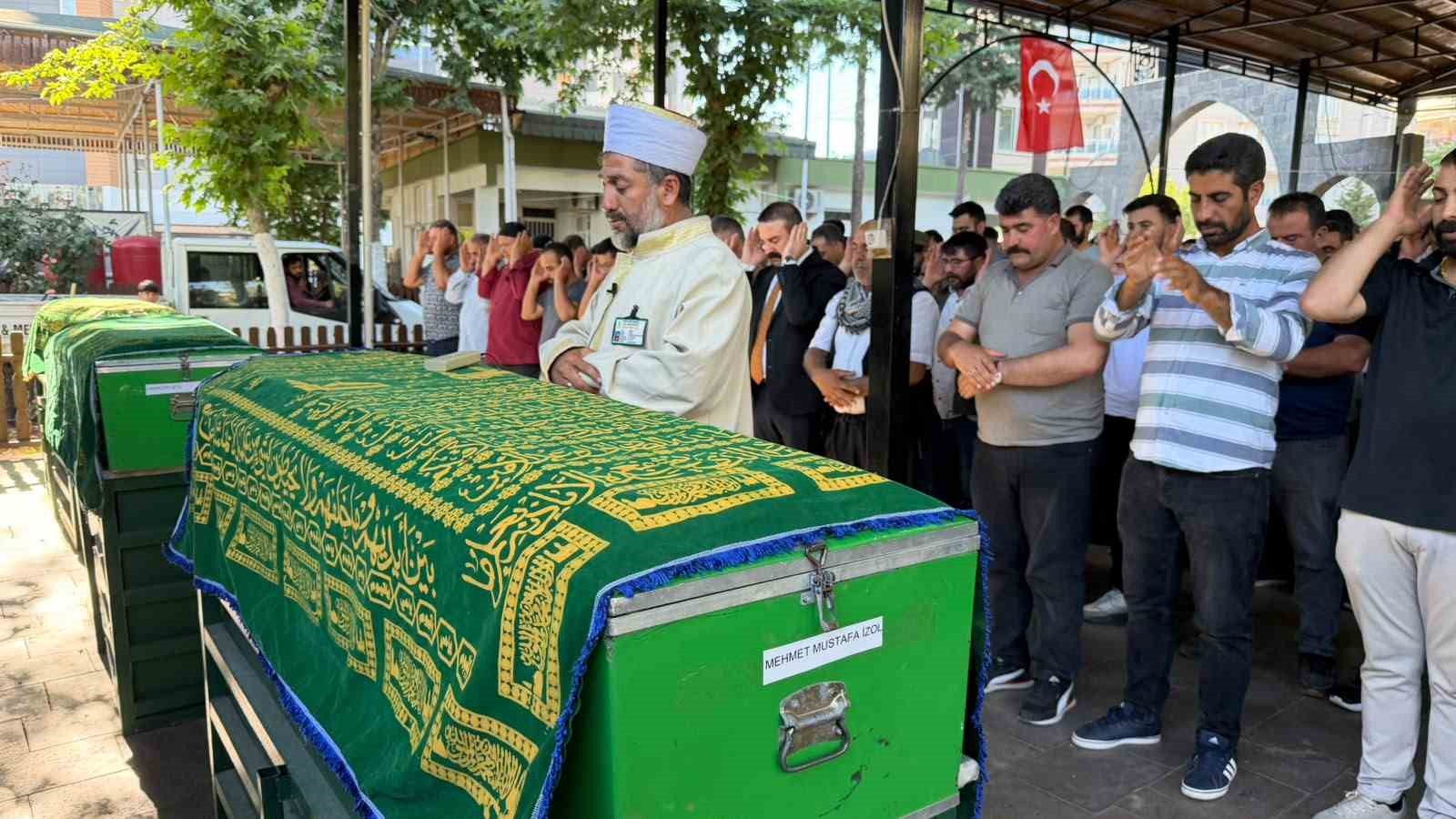 Karaman’daki kazada ölen 3 kardeş Siverek’te yan yana toprağa verildi