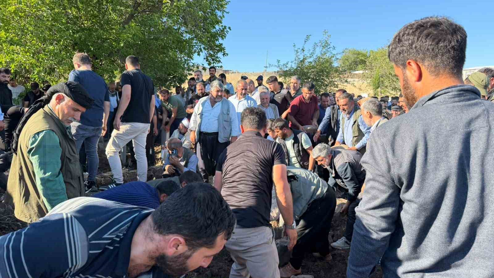 Karaman’daki kazada ölen 3 kardeş Siverek’te yan yana toprağa verildi