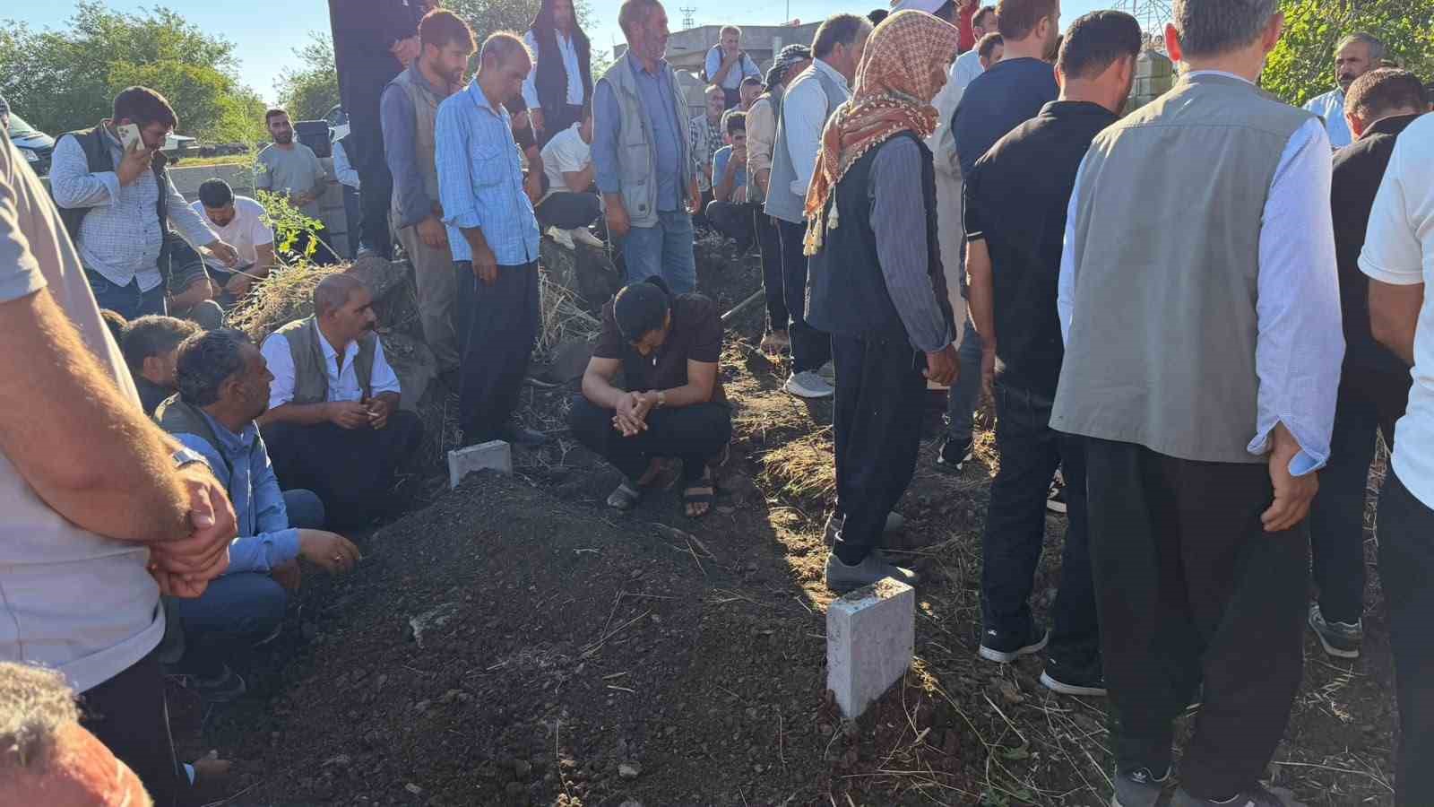 Karaman’daki kazada ölen 3 kardeş Siverek’te yan yana toprağa verildi
