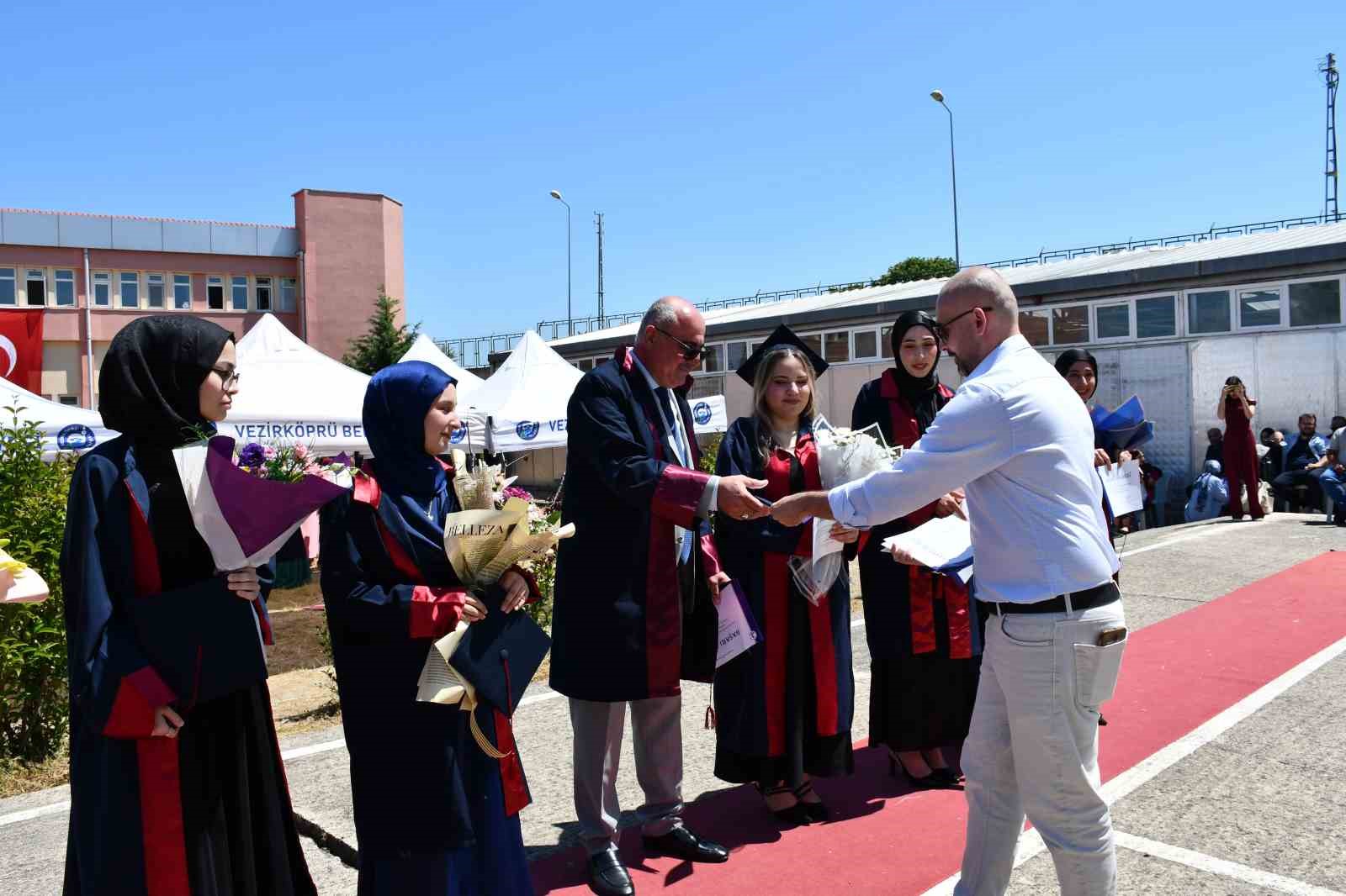 Eğitimin yaşı yok: 56 yaşında diploma aldı