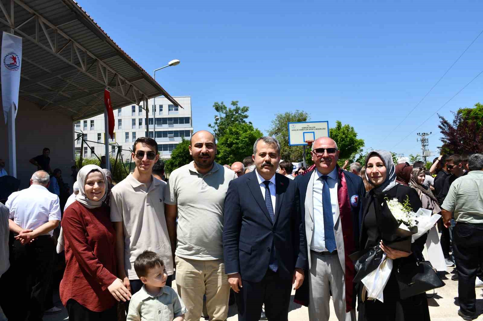Eğitimin yaşı yok: 56 yaşında diploma aldı