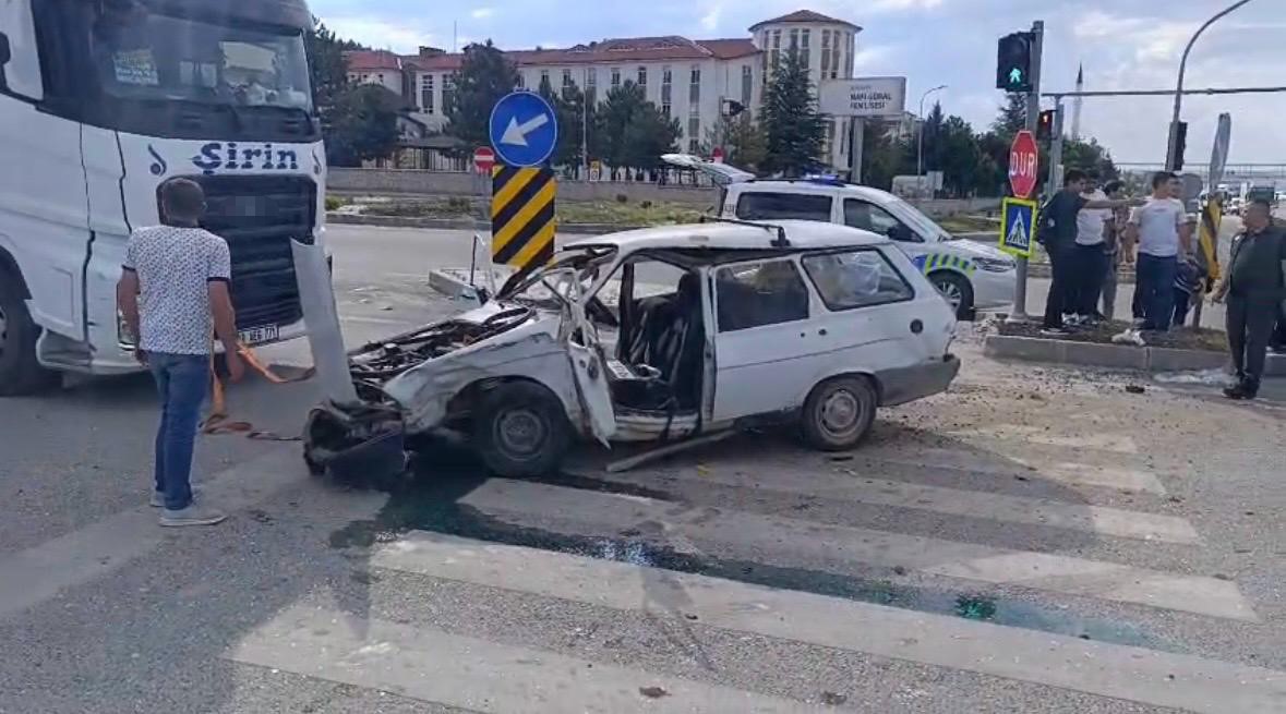 Kütahya’da iki otomobil çarpıştı: 5 yaralı