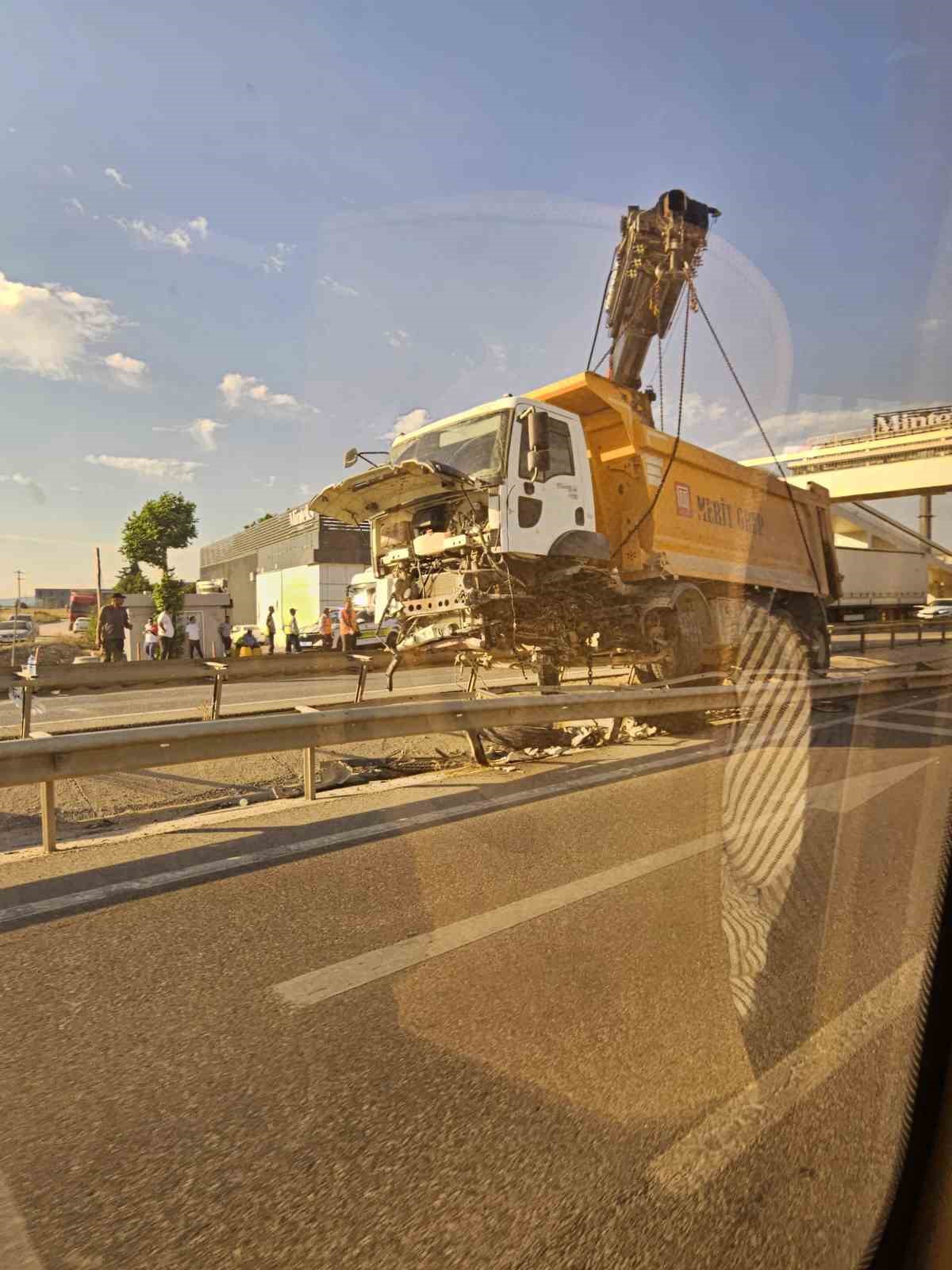 Hafriyat kamyonu refüje girdi, trafik felç oldu