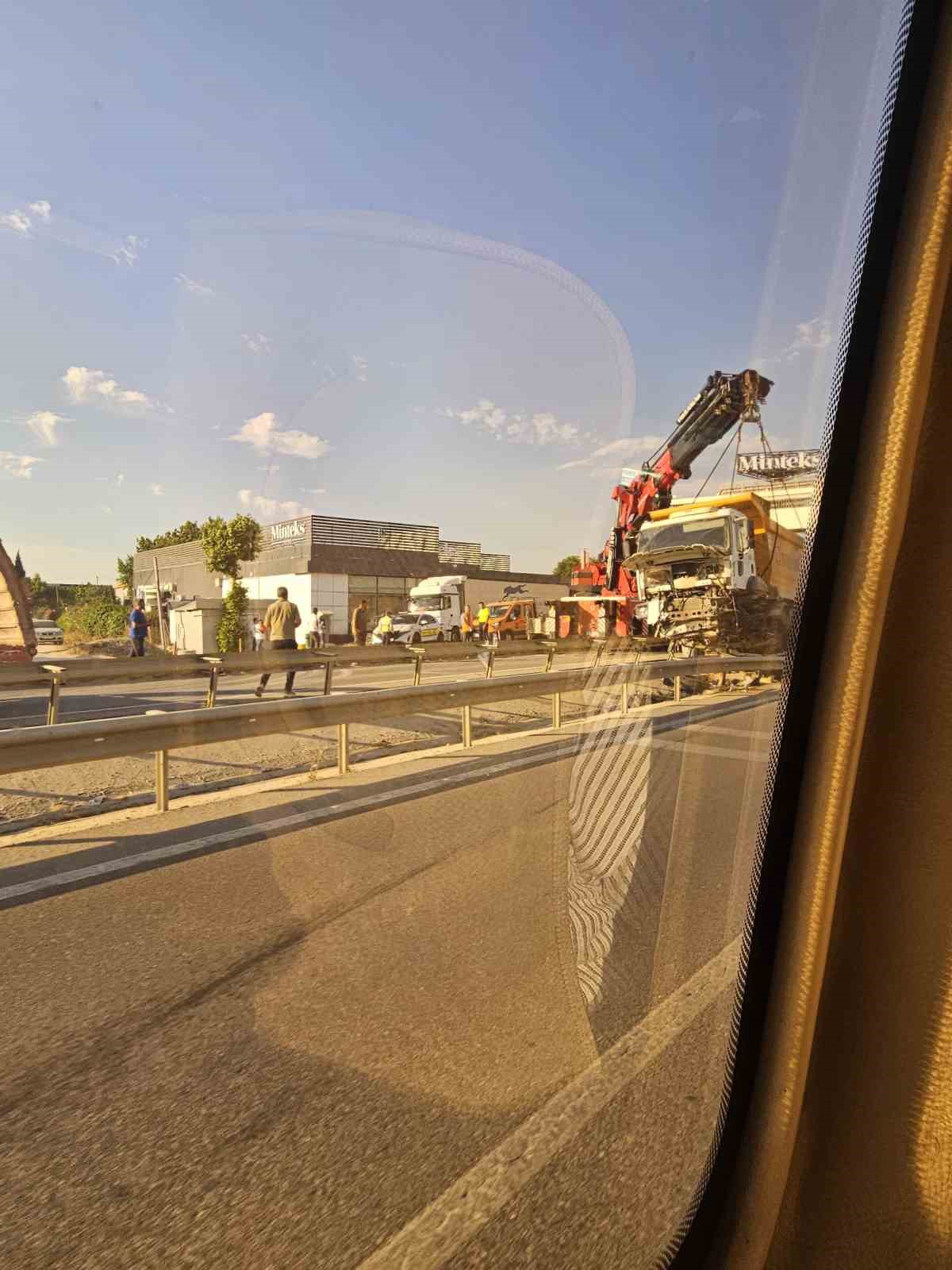 Hafriyat kamyonu refüje girdi, trafik felç oldu