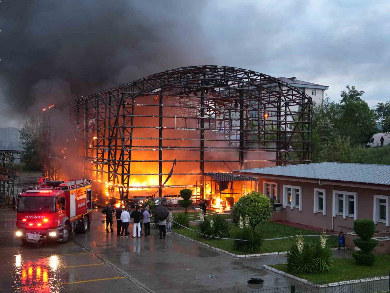 Kastamonu’da yıldırımın düşmesi sonucu spor salonunda çıkan yangın söndürüldü
