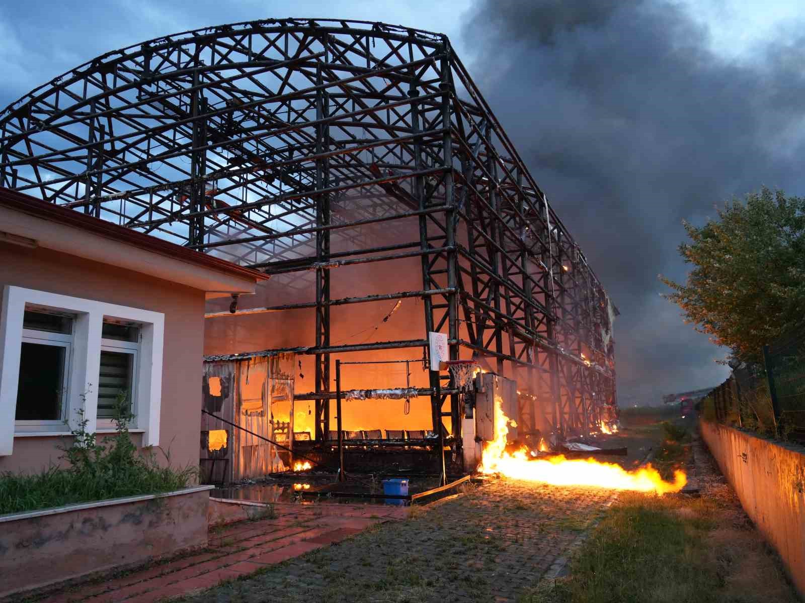 Kastamonu’da yıldırımın düşmesi sonucu spor salonunda çıkan yangın söndürüldü