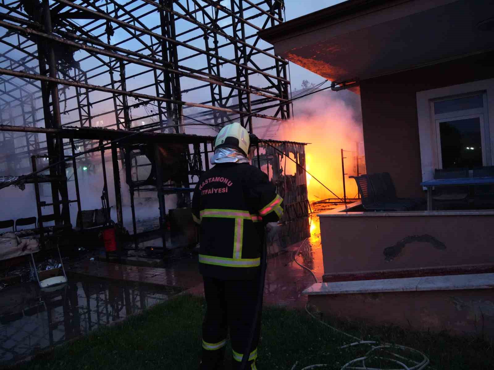 Kastamonu’da yıldırımın düşmesi sonucu spor salonunda çıkan yangın söndürüldü