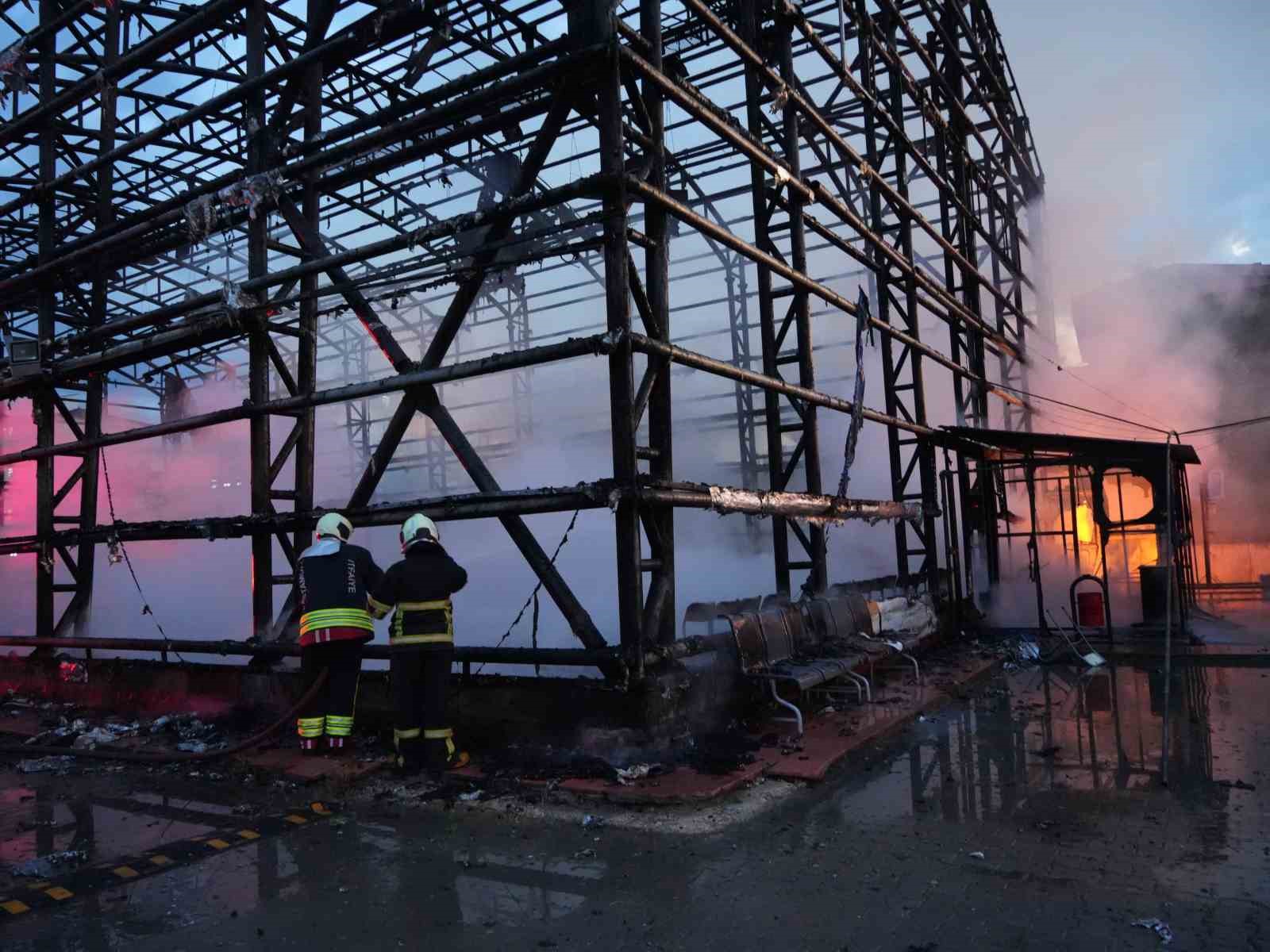 Kastamonu’da yıldırımın düşmesi sonucu spor salonunda çıkan yangın söndürüldü