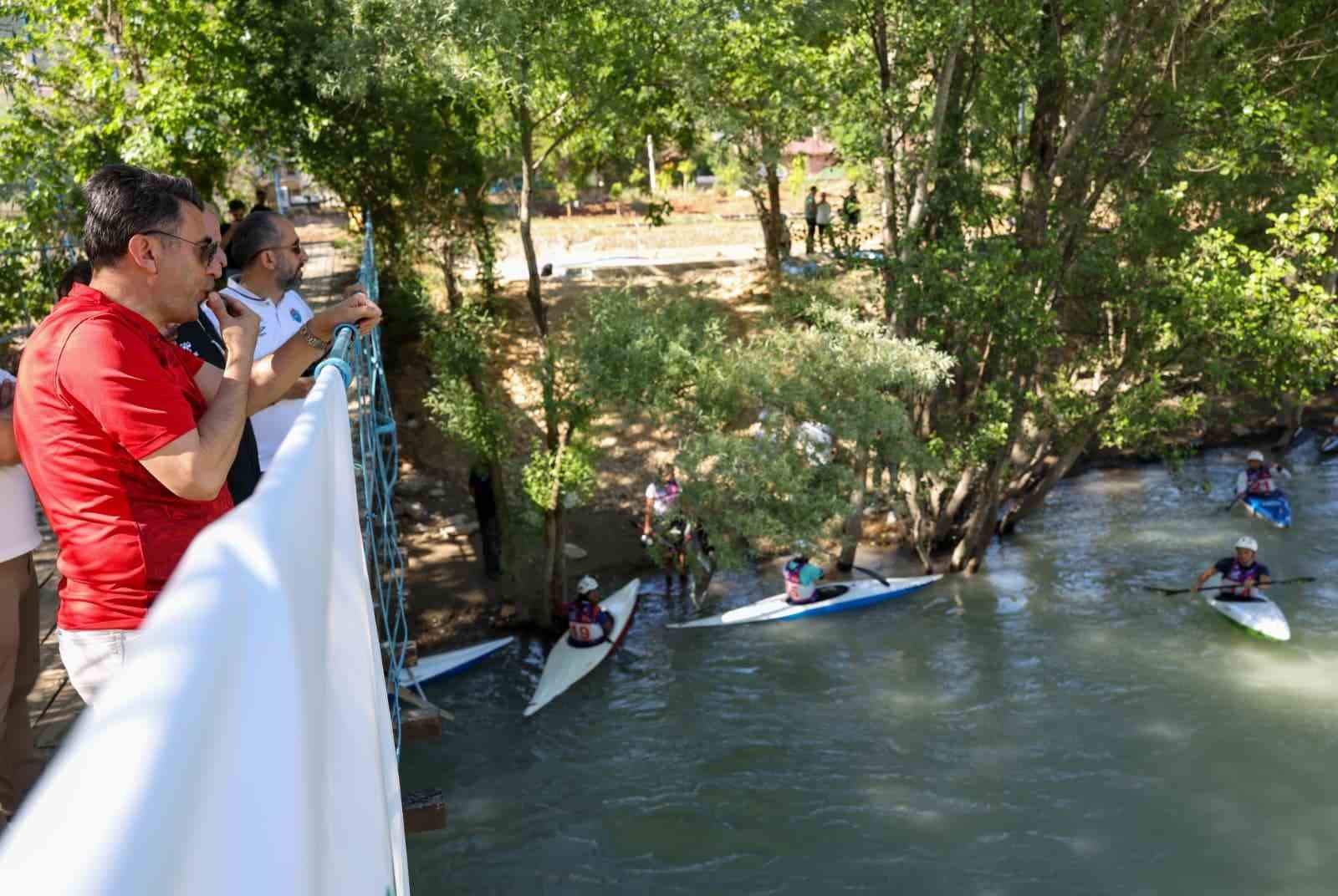 Tunceli’de kano yarışları başladı