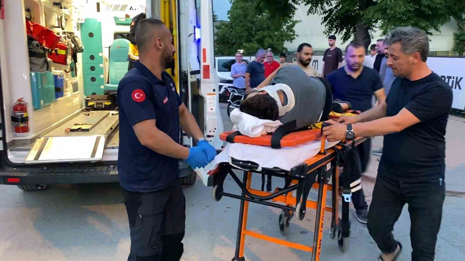 Hafif ticari araç ile çarpışan motosikletin sürücüsü yaralandı