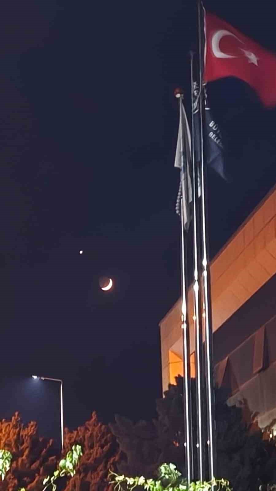 Türk bayrağı ile ay ve yıldız aynı karede
