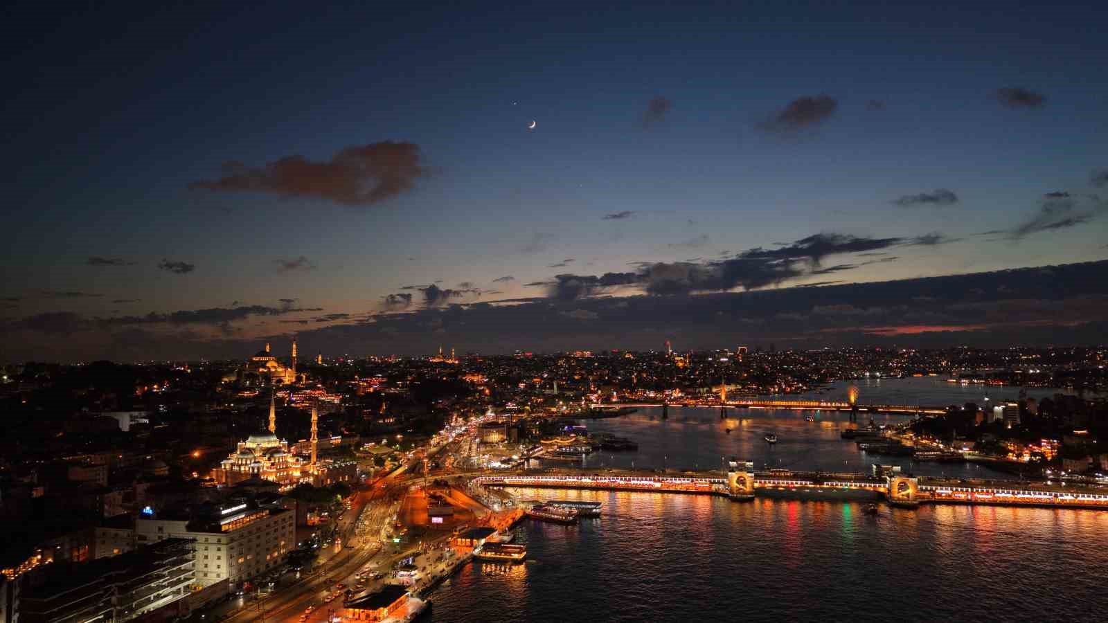 İstanbul semalarında ay yıldız göz kamaştırdı