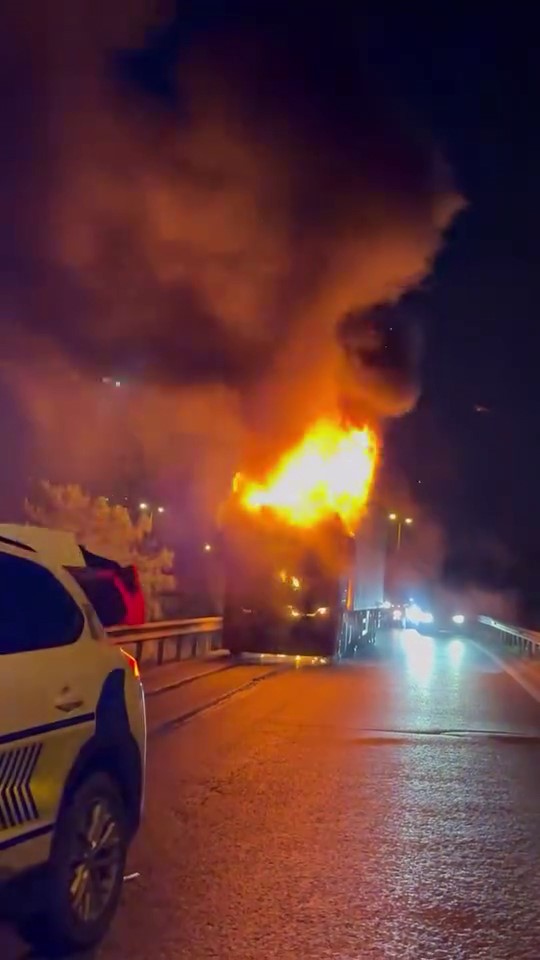 Esenyurt TEM’de tır alevlere teslim oldu