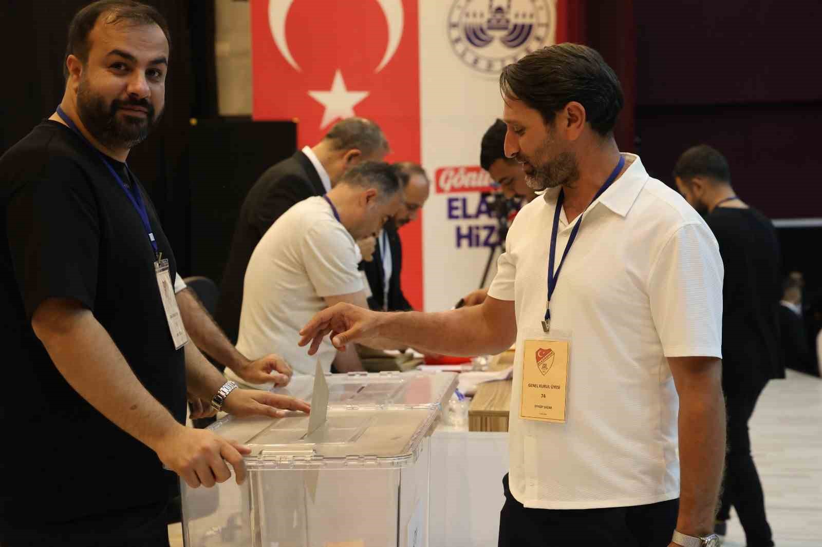 Elazığspor’da başkanlığa Ahmet Toprak seçildi