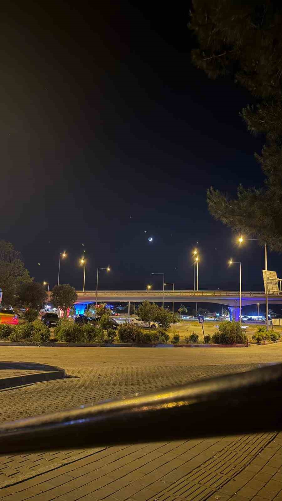 Çanakkale semalarında ay ve yıldız buluştu