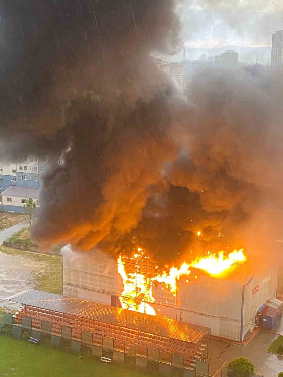 Kastamonu’da alev alev yanan jimnastik salonuna yıldırımın düşme anı kamerada