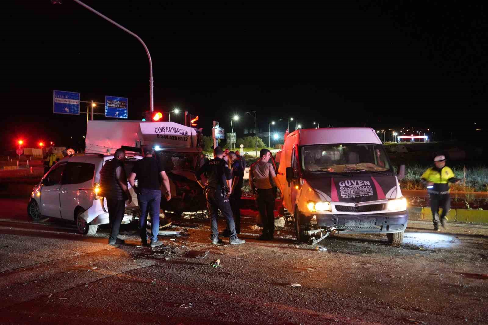 Niğde’de 3 aracın çarpıştığı kazada 1’i ağır 10 kişi yaralandı