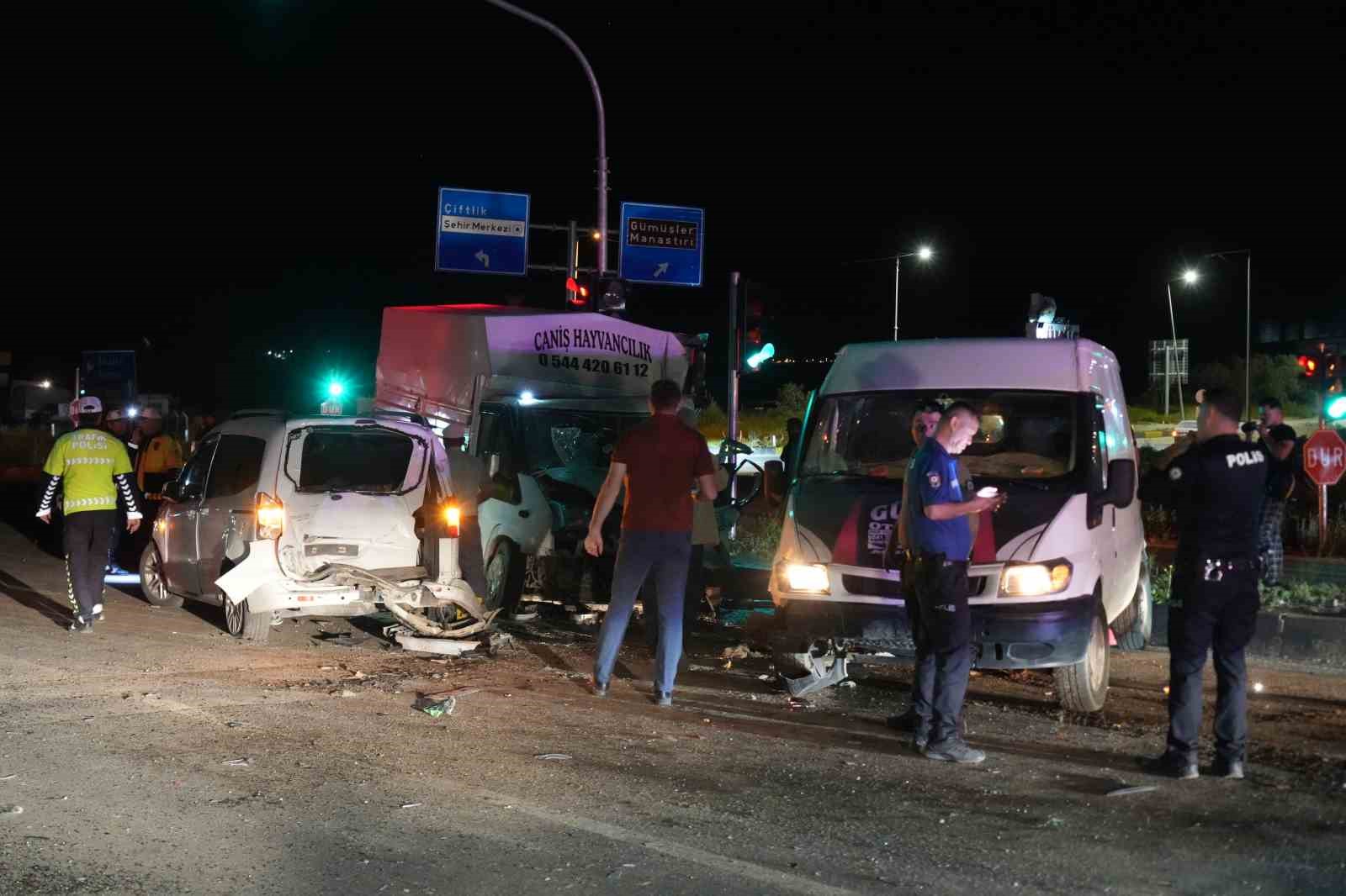 Niğde’de 3 aracın çarpıştığı kazada 1’i ağır 10 kişi yaralandı
