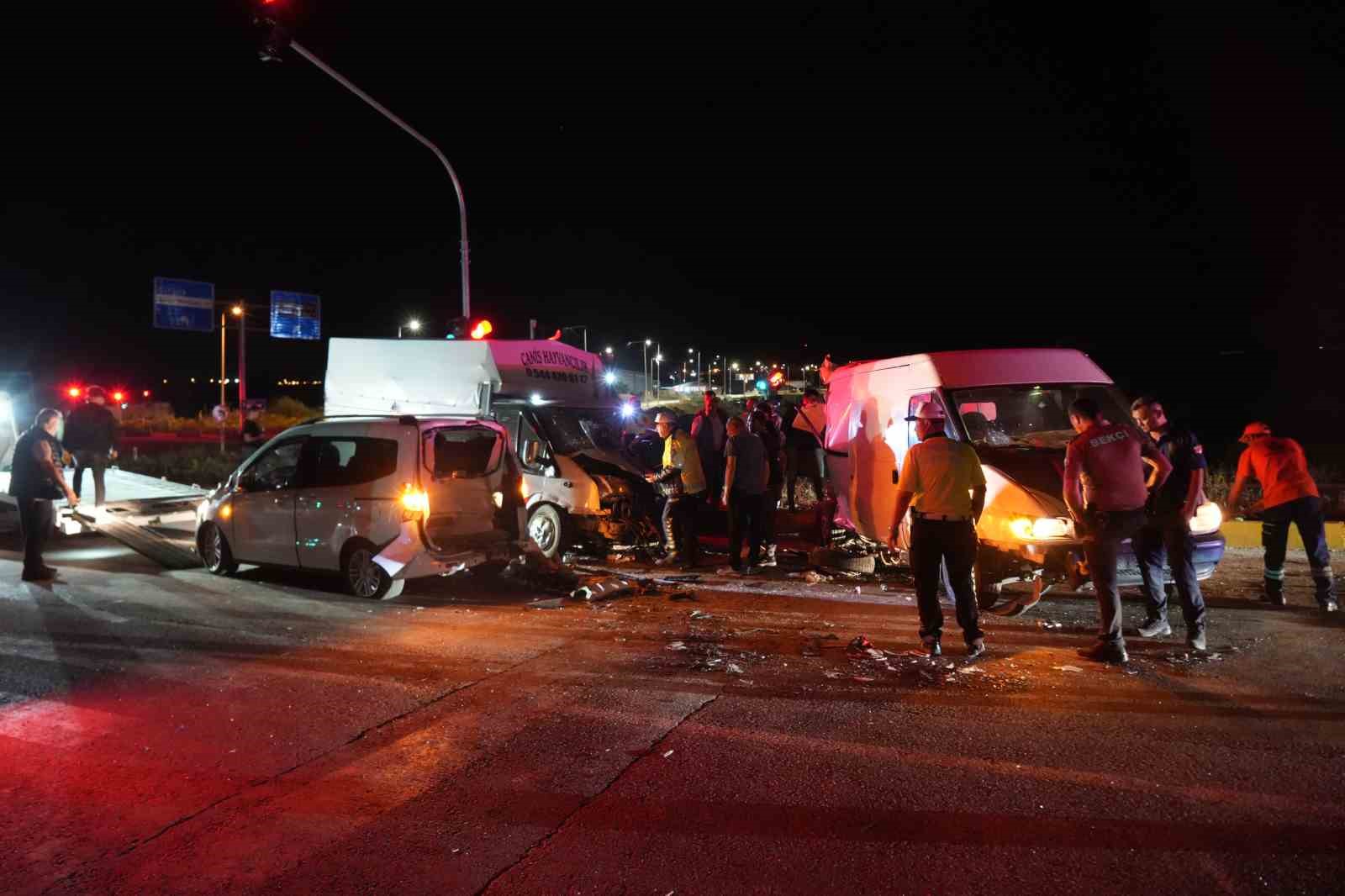 Niğde’de 3 aracın çarpıştığı kazada 1’i ağır 10 kişi yaralandı