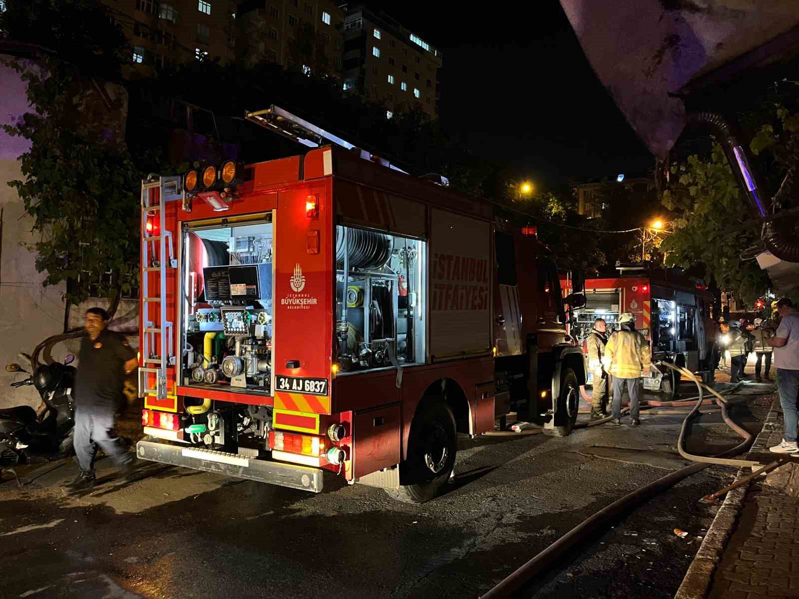 Gaziosmanpaşa’da gecekondu alev alev yandı