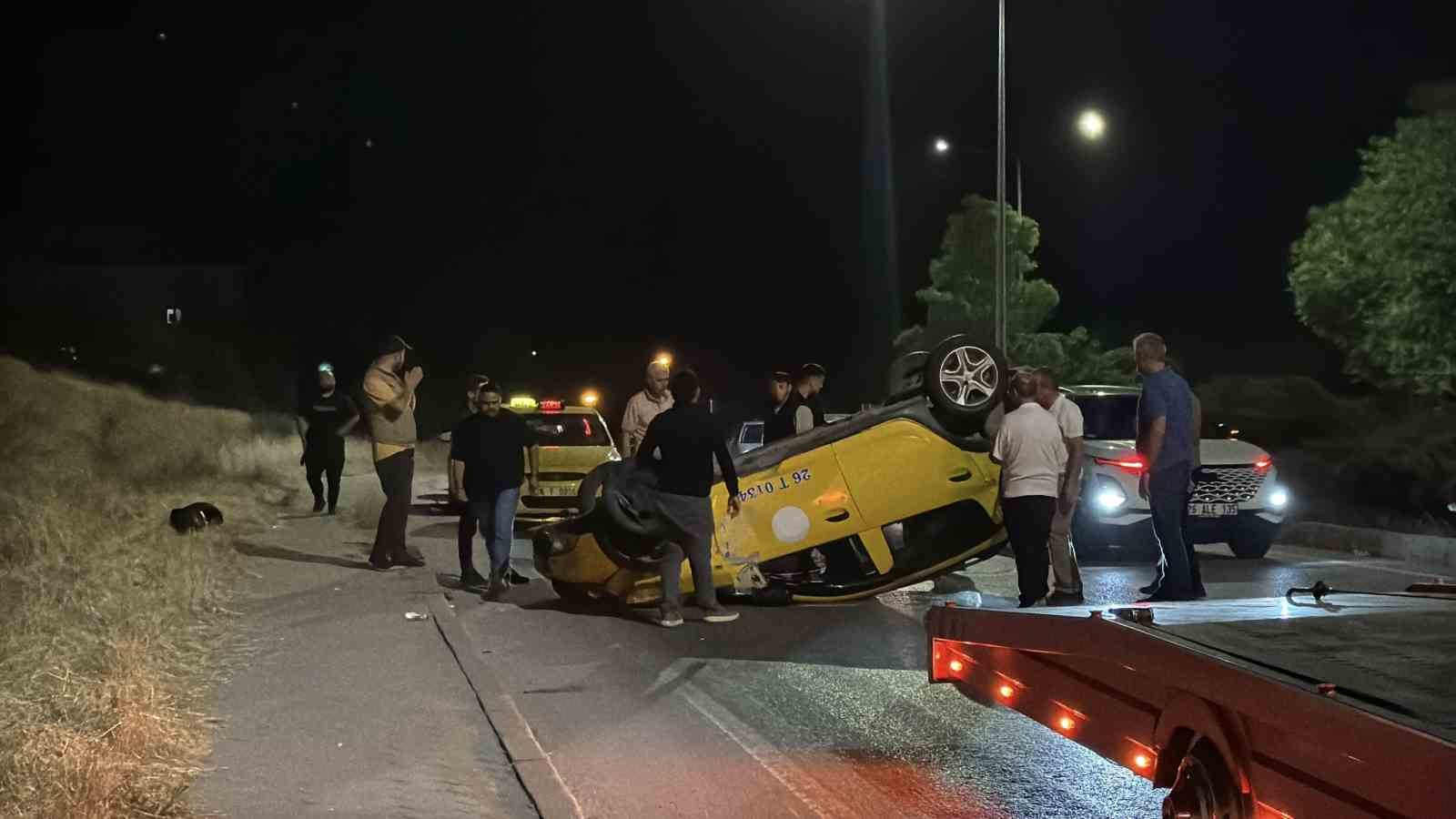 Virajı alamayan ticari taksi ters döndü: 2 yolcu yaralandı
