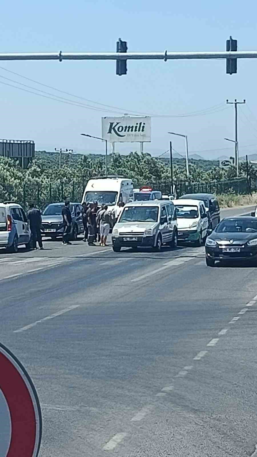 Ayvalık’ta Kozak kavşağında zincirleme kaza: 3 araç birbirine girdi