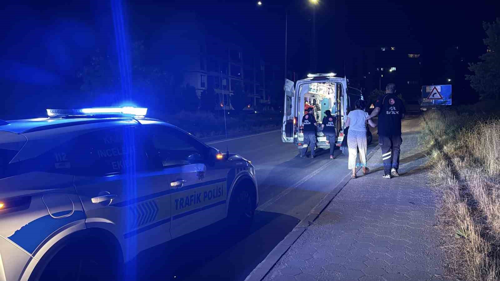 Virajı alamayan ticari taksi ters döndü: 2 yolcu yaralandı