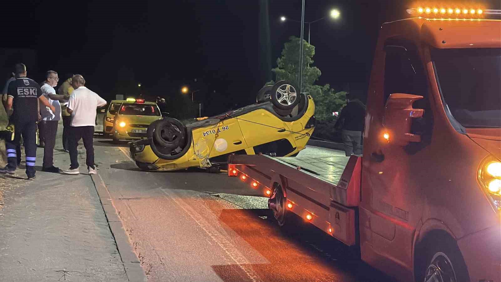 Virajı alamayan ticari taksi ters döndü: 2 yolcu yaralandı