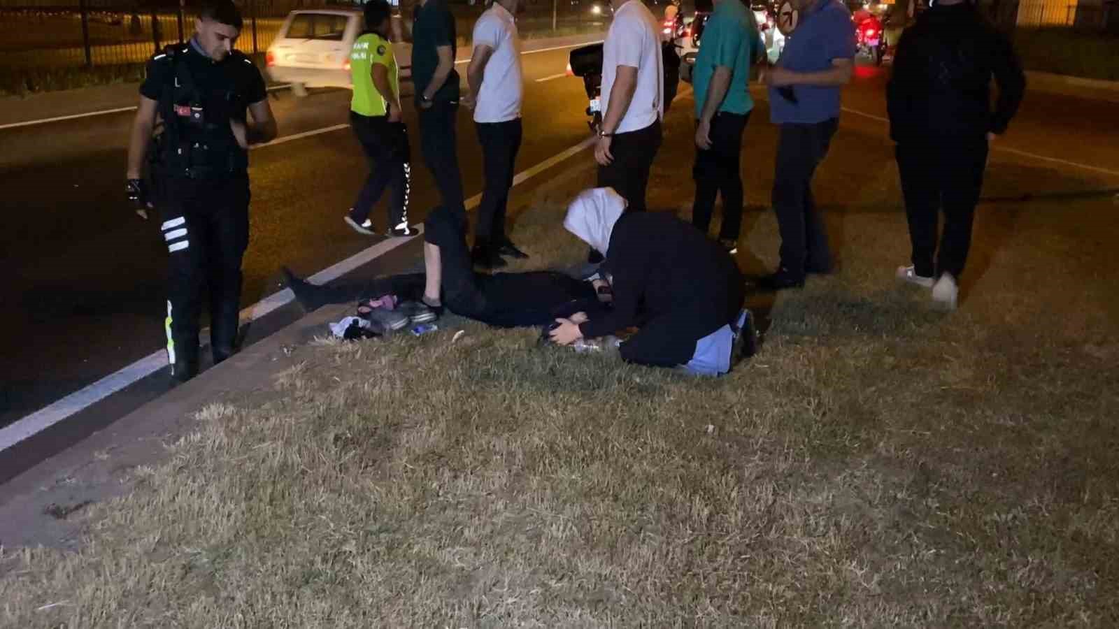Devrilen motosikletten düşen genç yaralandı, annesi yanından ayrılmadı
