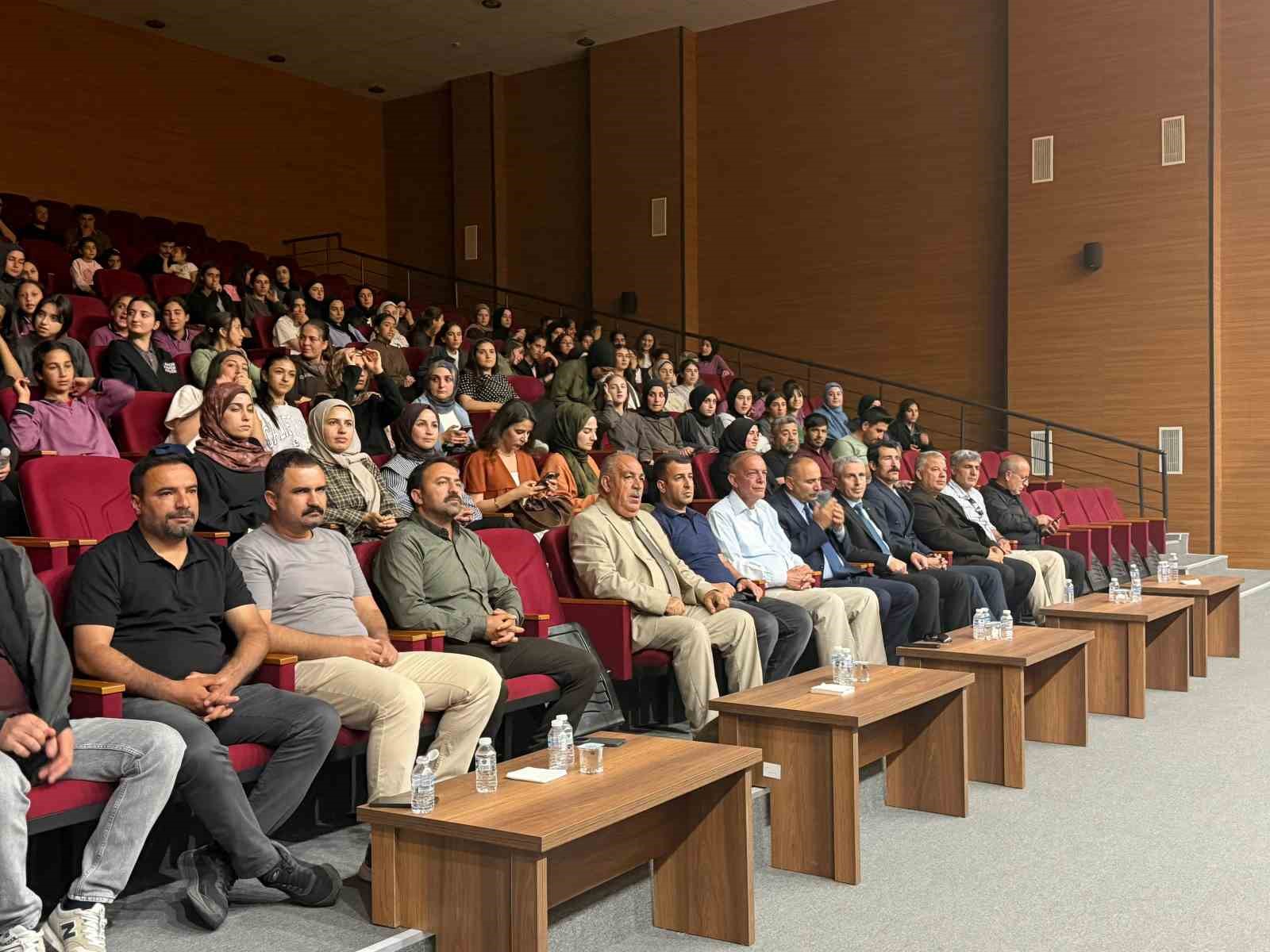 Dede Korkut hikâyeleri Muradiye’de sahnelendi