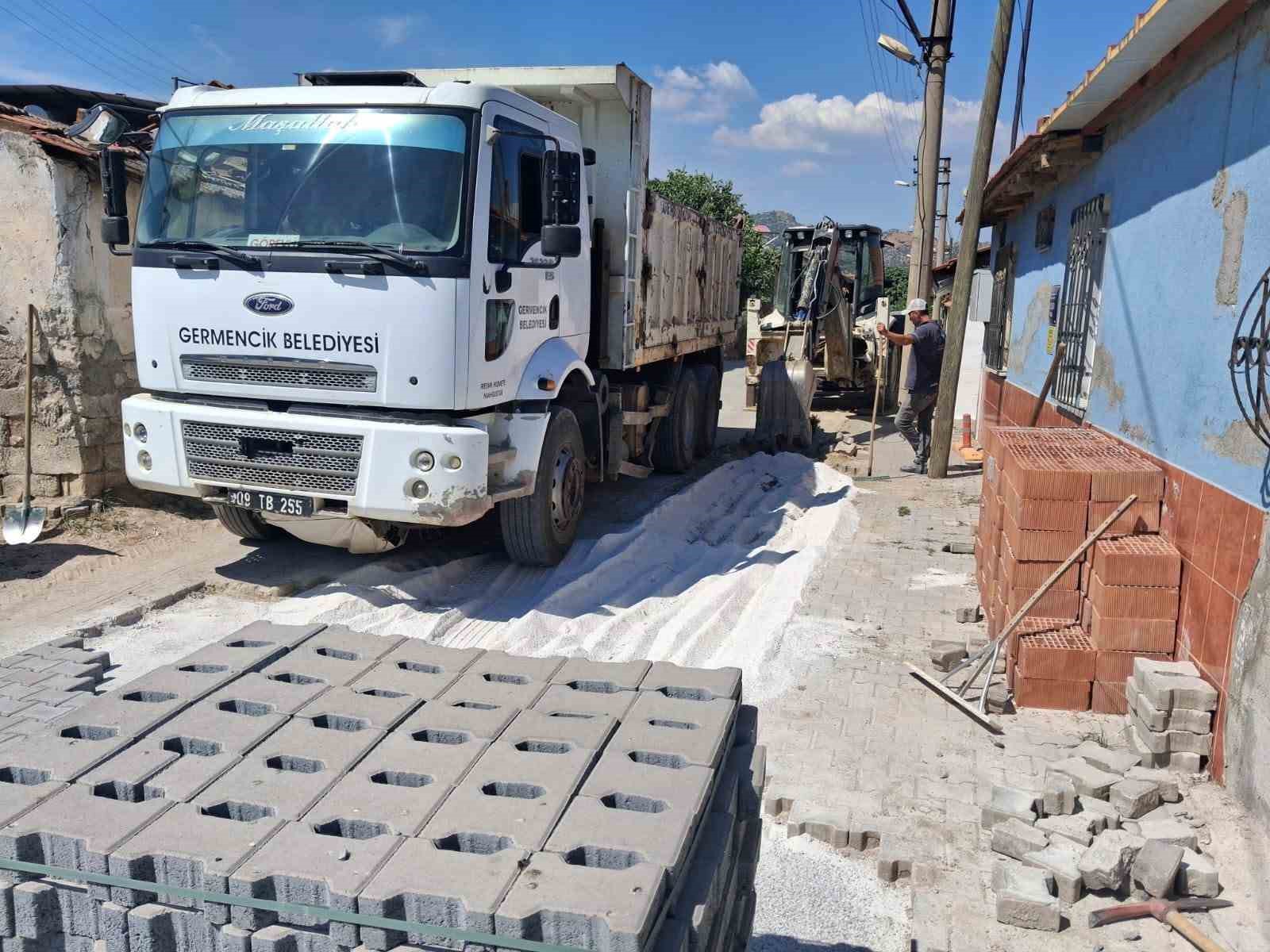 Germencik’te yol ve çevre düzenleme çalışmaları sürüyor