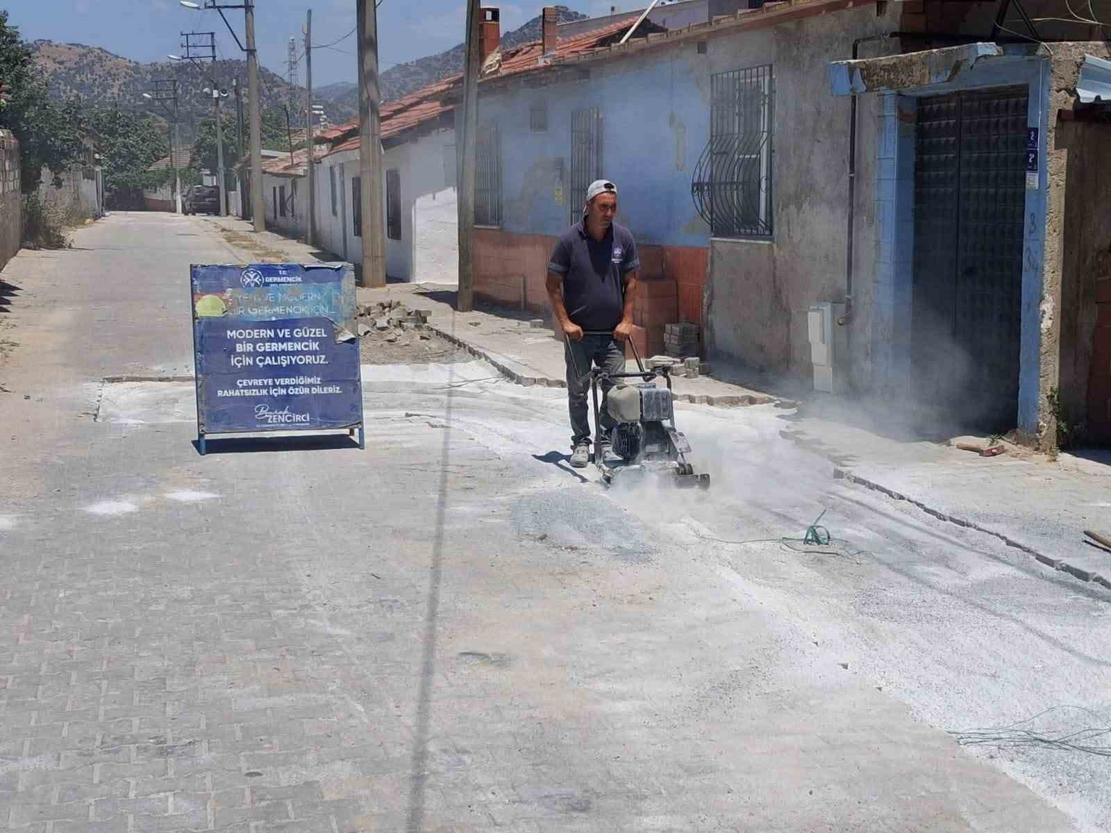 Germencik’te yol ve çevre düzenleme çalışmaları sürüyor