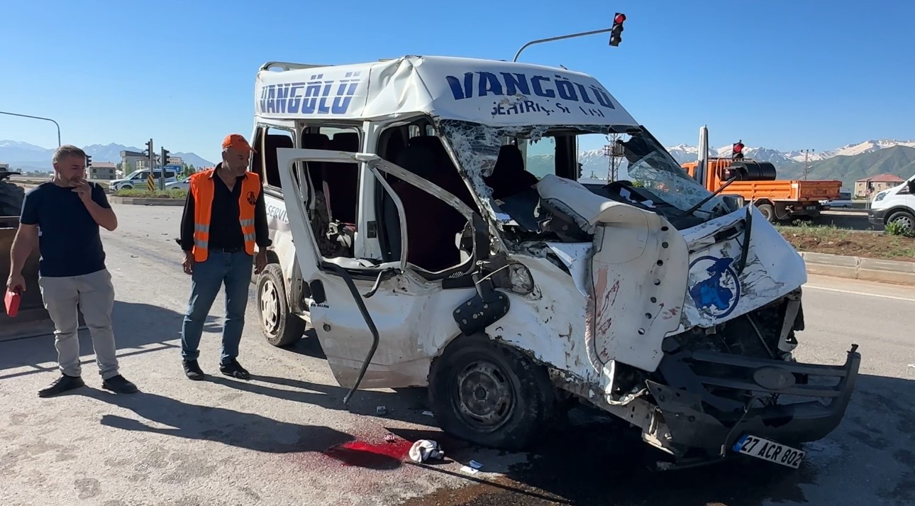 Yüksekova’da yolcu minibüsü ile kamyon çarpıştı: 2 ölü, 3 yaralı