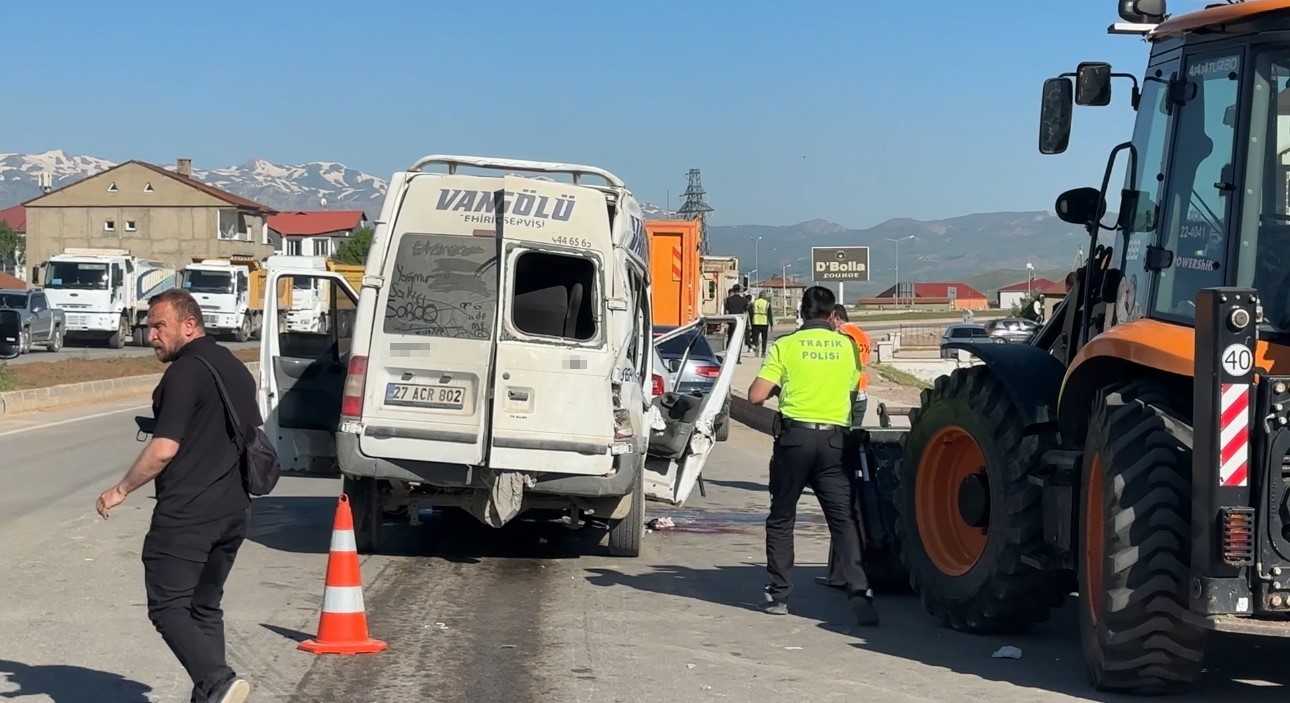 Yüksekova’da yolcu minibüsü ile kamyon çarpıştı: 2 ölü, 3 yaralı