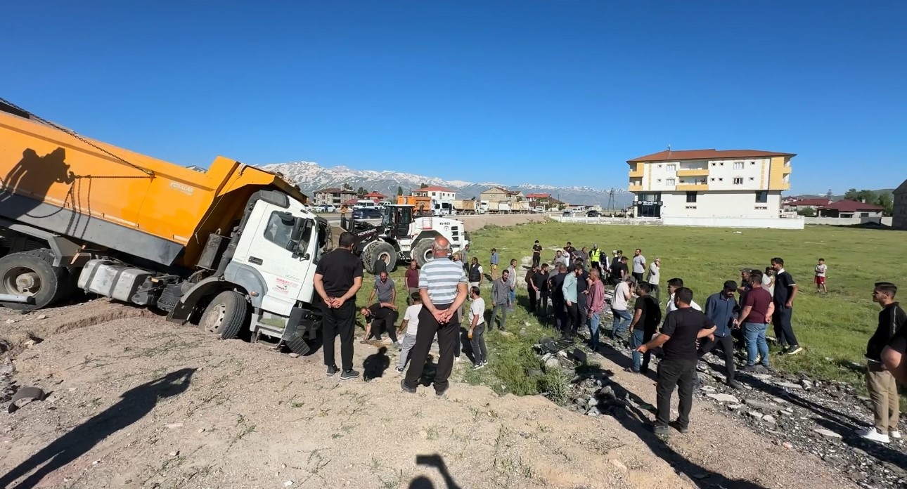 Yüksekova’da yolcu minibüsü ile kamyon çarpıştı: 2 ölü, 3 yaralı