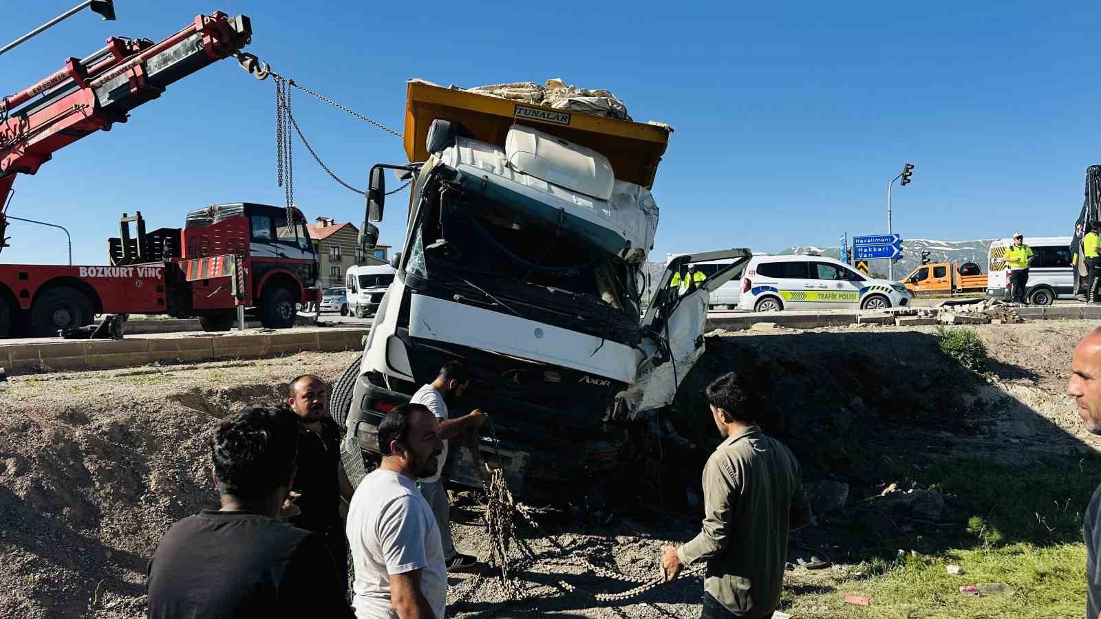 Yüksekova’da yolcu minibüsü ile kamyon çarpıştı: 2 ölü, 3 yaralı