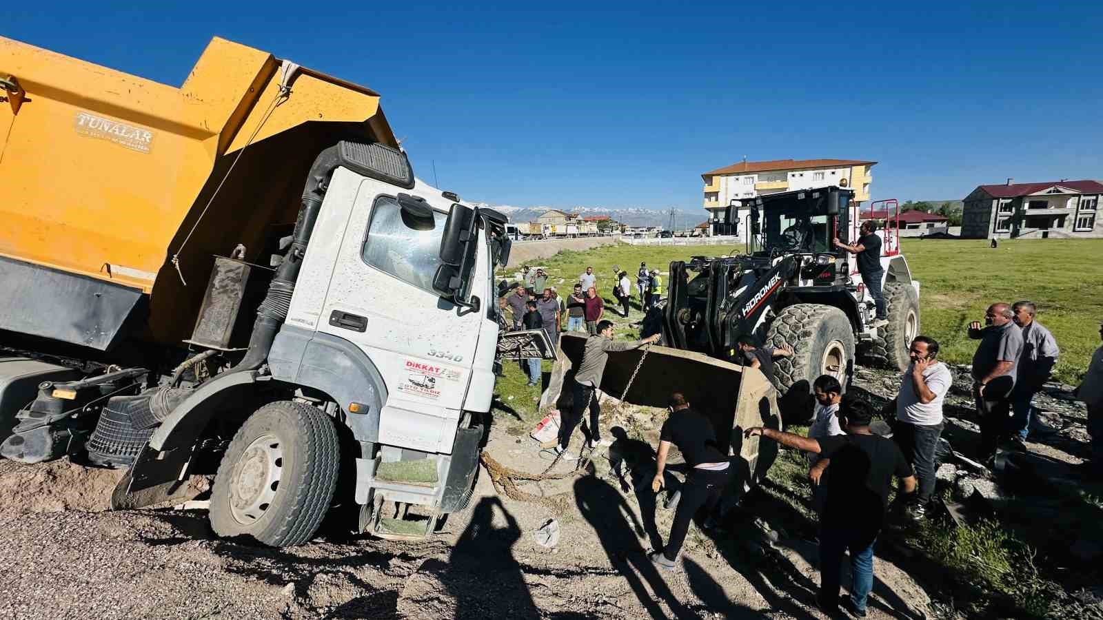 Yüksekova’da yolcu minibüsü ile kamyon çarpıştı: 2 ölü, 3 yaralı