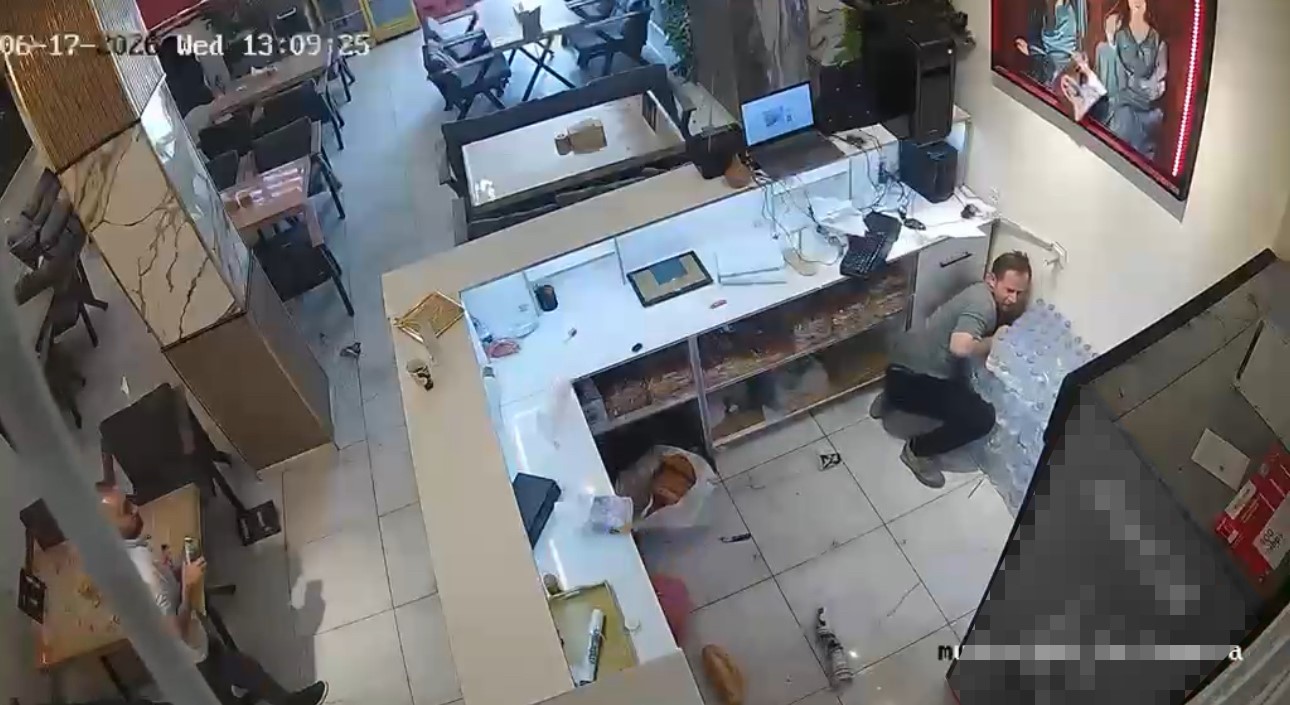 Yüksekova’da kafede mutfak tüpü patladı: Olay anı kamerada