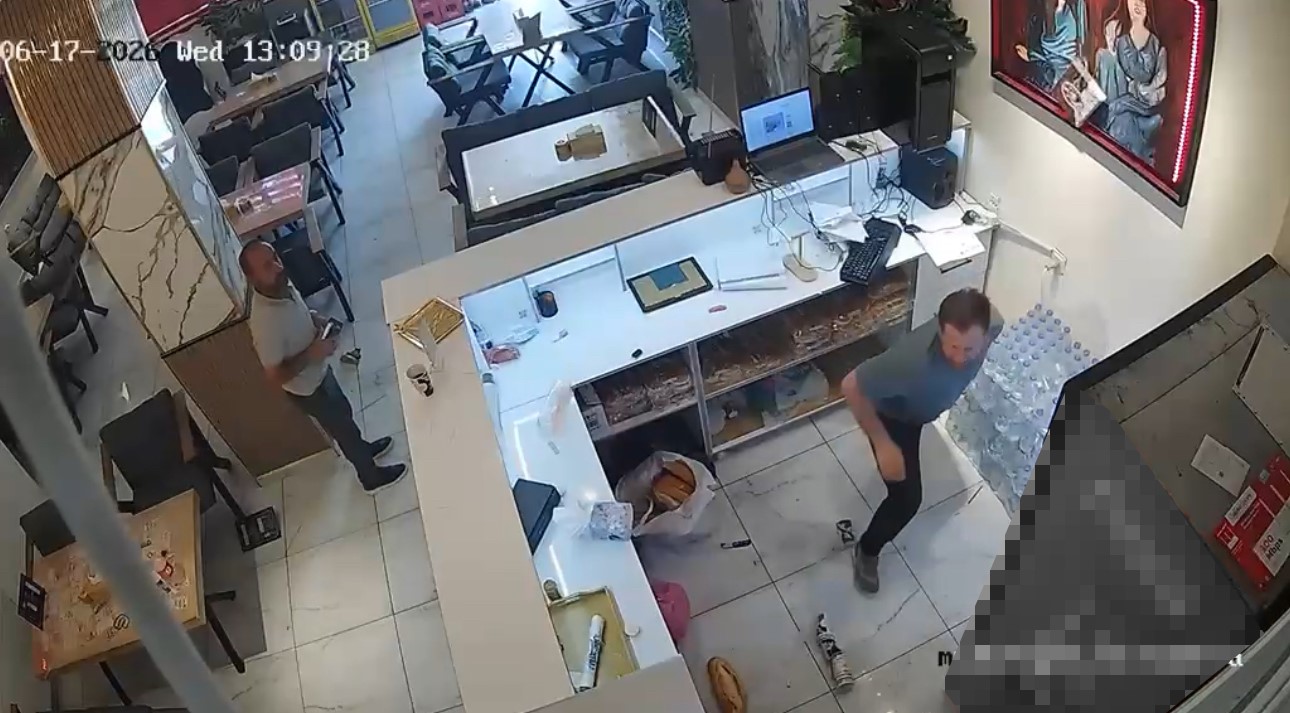 Yüksekova’da kafede mutfak tüpü patladı: Olay anı kamerada