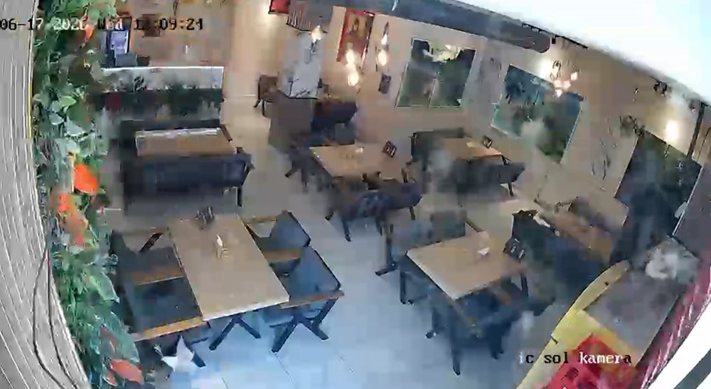 Yüksekova’da kafede mutfak tüpü patladı: Olay anı kamerada