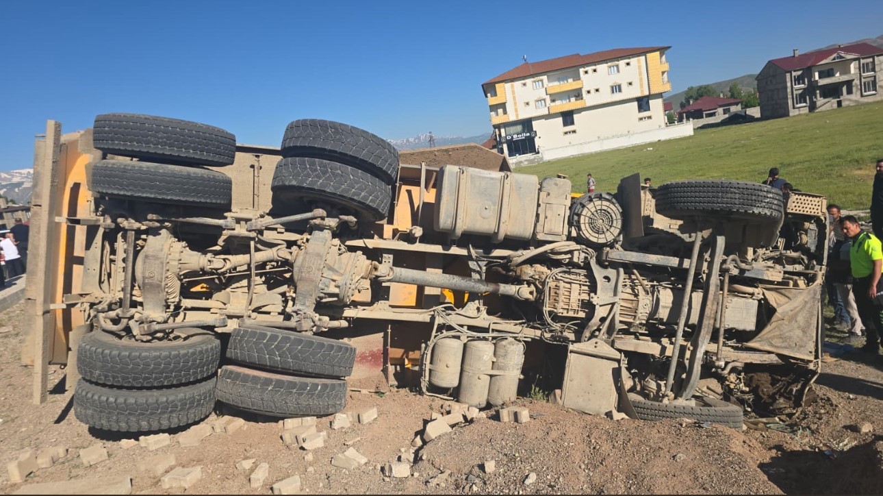 Yolcu minibüsü ile kamyonun çarpıştığı kazada ölü sayısı 3’e yükseldi