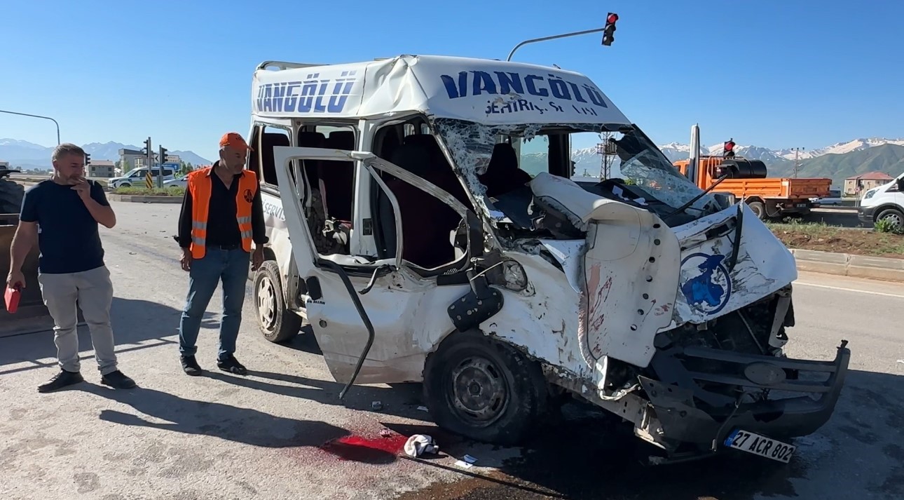 Yolcu minibüsü ile kamyonun çarpıştığı kazada ölü sayısı 3’e yükseldi