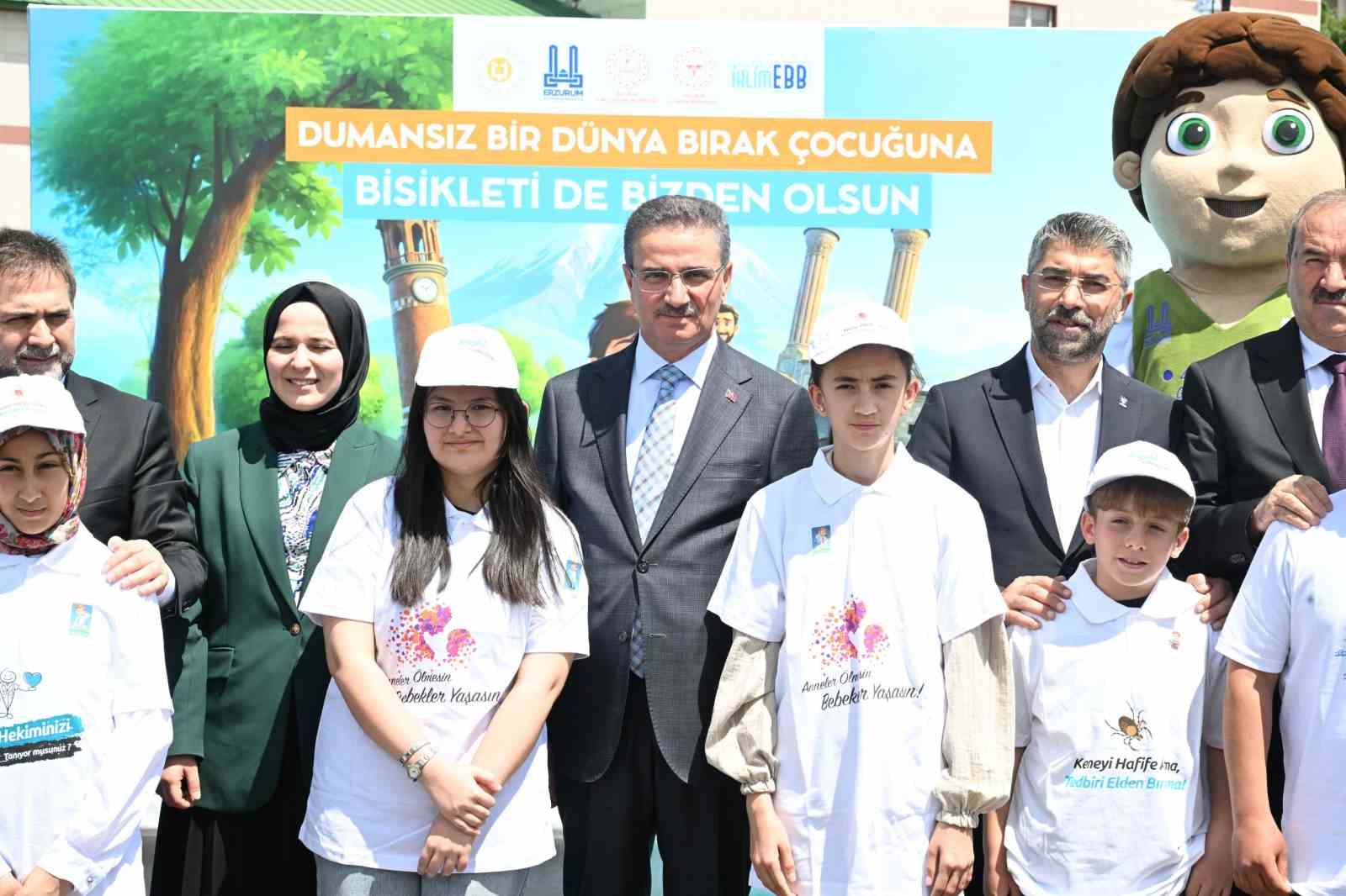 Babalarına sigarayı bıraktırdılar, bisikleti kaptılar