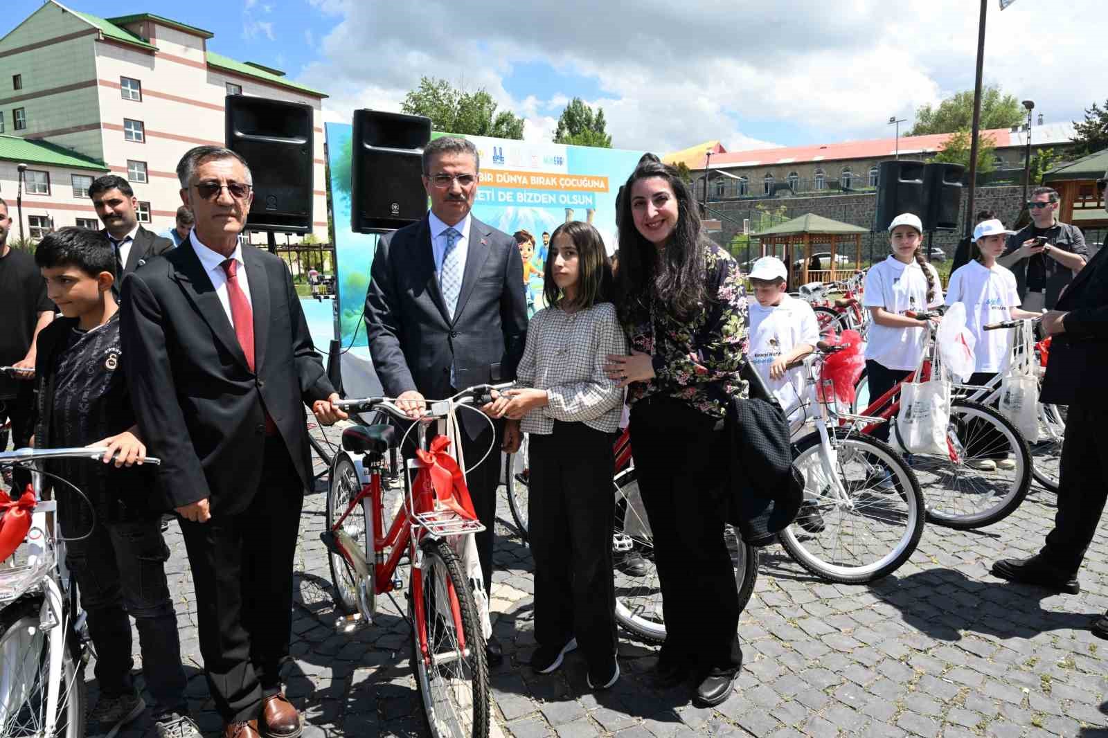 Babalarına sigarayı bıraktırdılar, bisikleti kaptılar