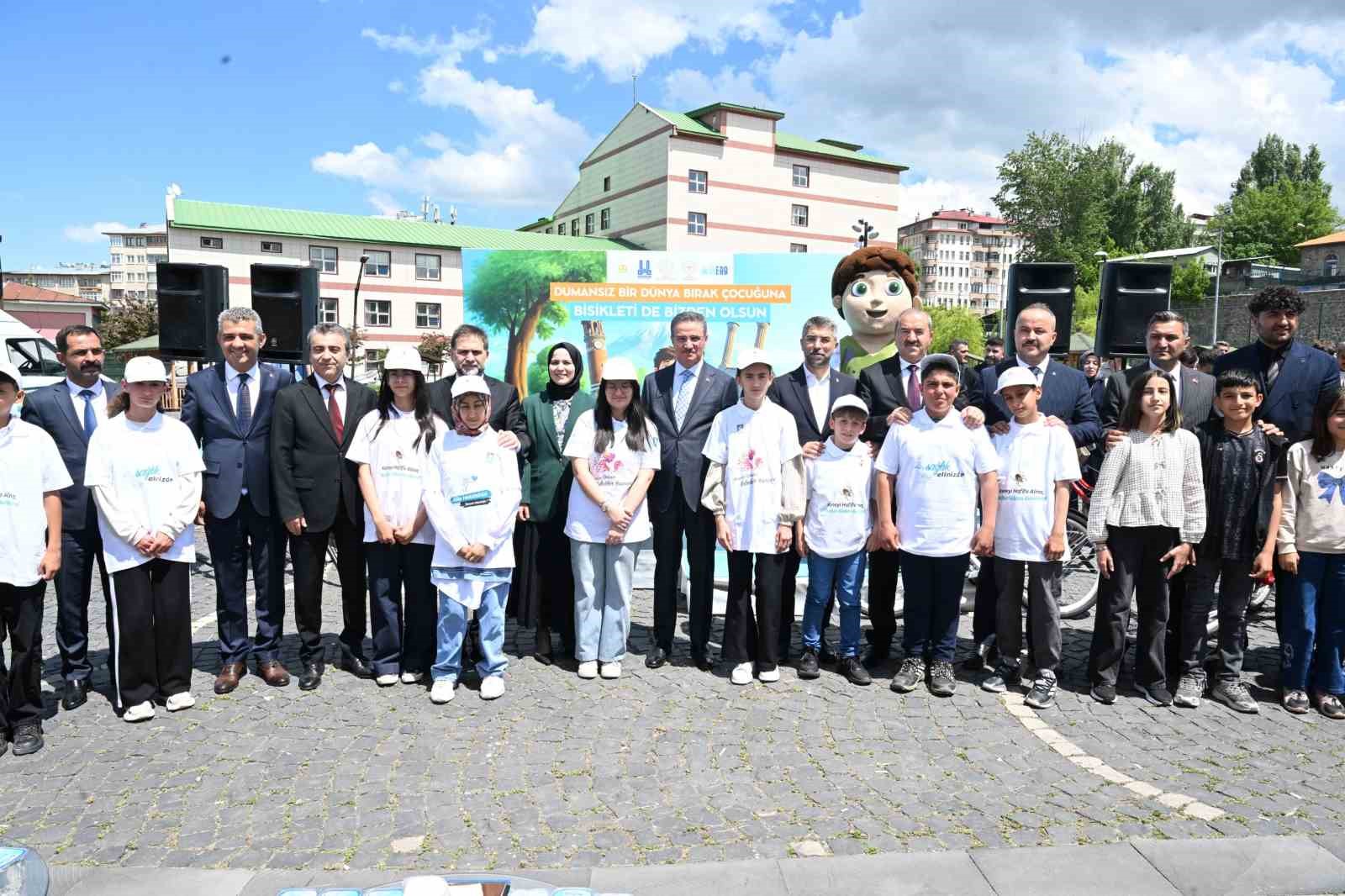 Babalarına sigarayı bıraktırdılar, bisikleti kaptılar