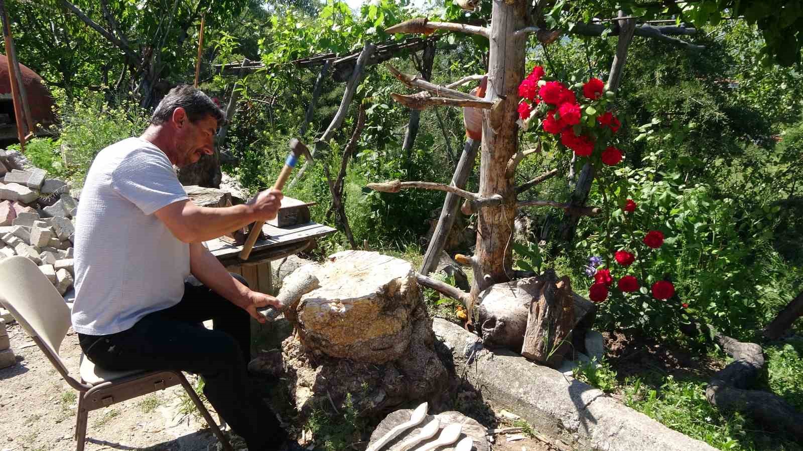 Ahşap oymacılığı sayesinde sigara ve kahvehane alışkanlığından kurtuldu