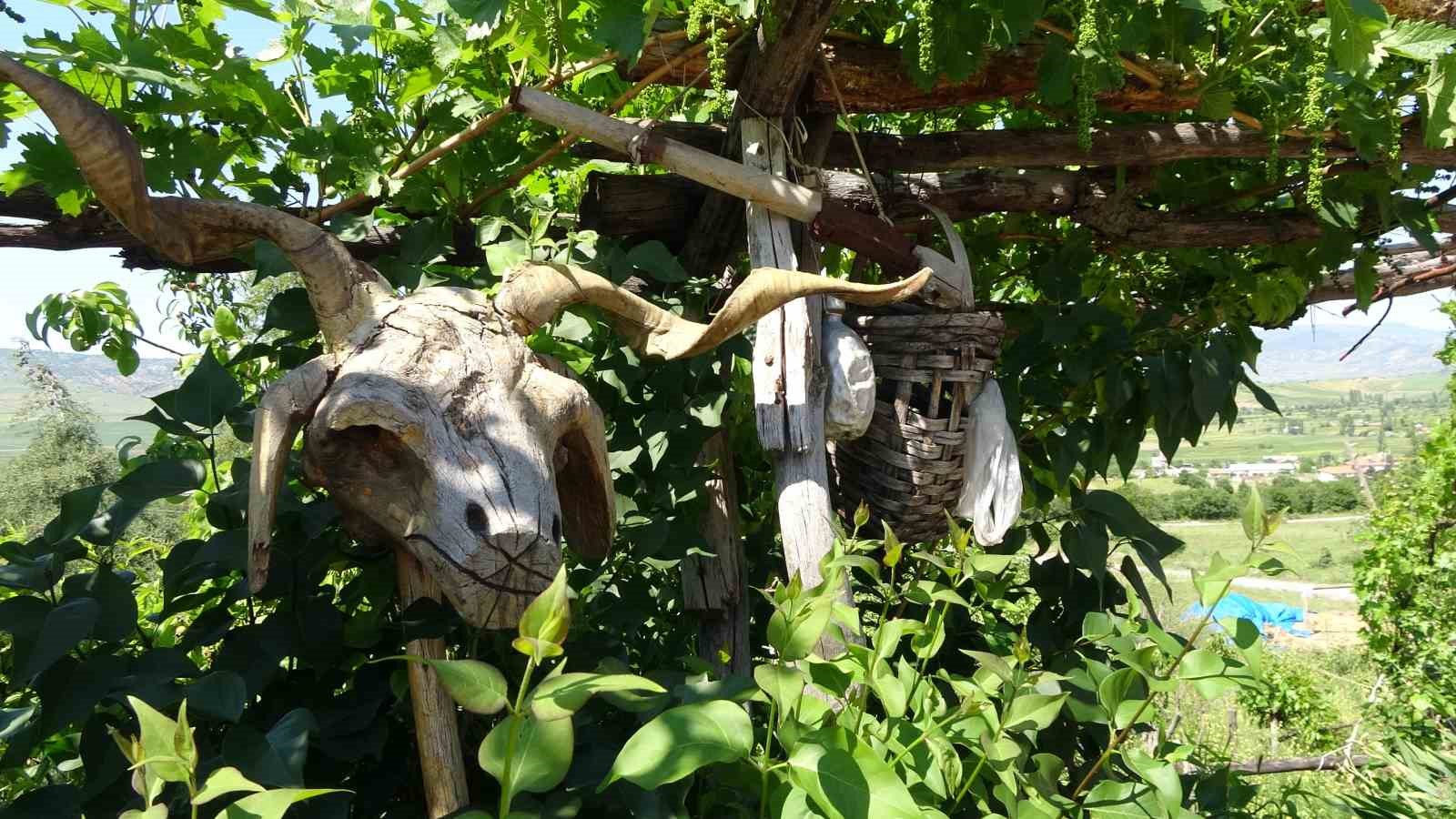 Ahşap oymacılığı sayesinde sigara ve kahvehane alışkanlığından kurtuldu