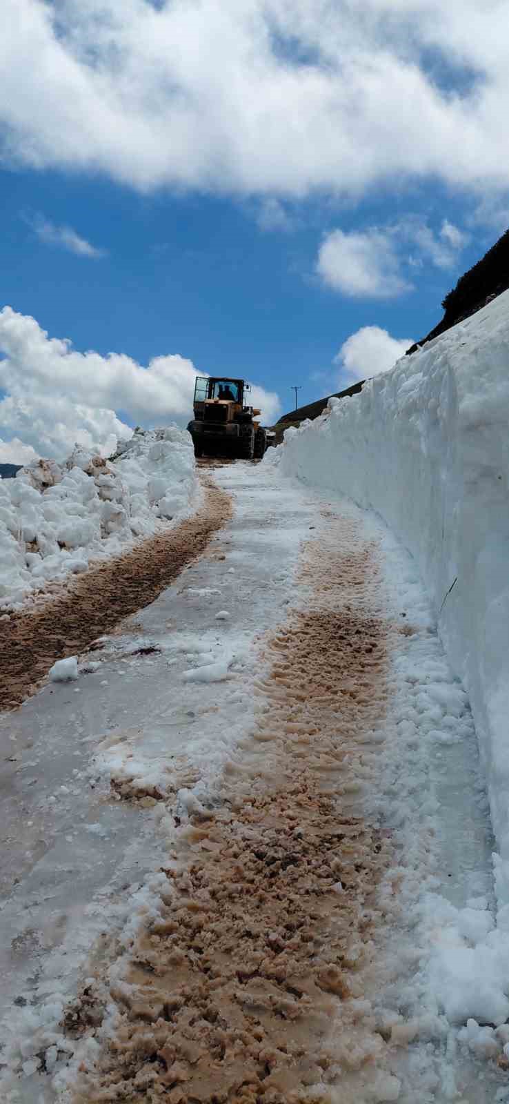 Rize’de Haziran ayında kar ve çığ temizleme çalışması