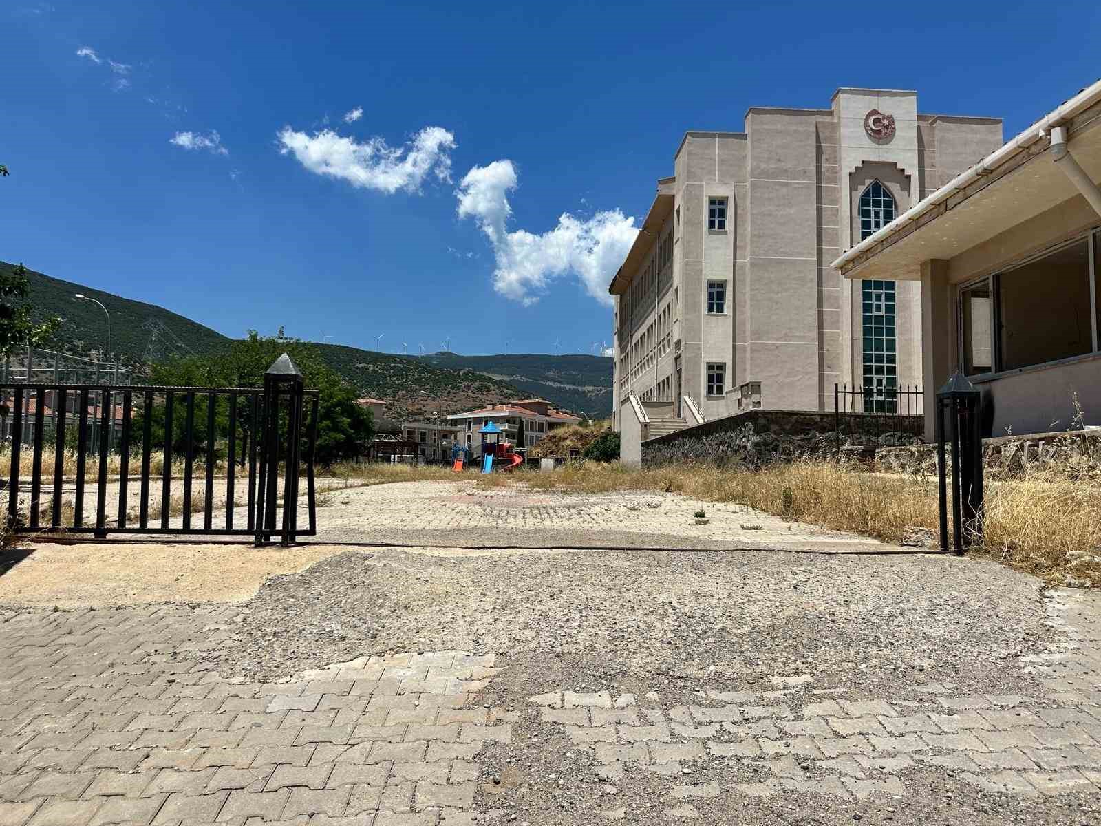 Depremde ağır hasar aldıktan sonra yıkılmayan okul tehlike saçıyor